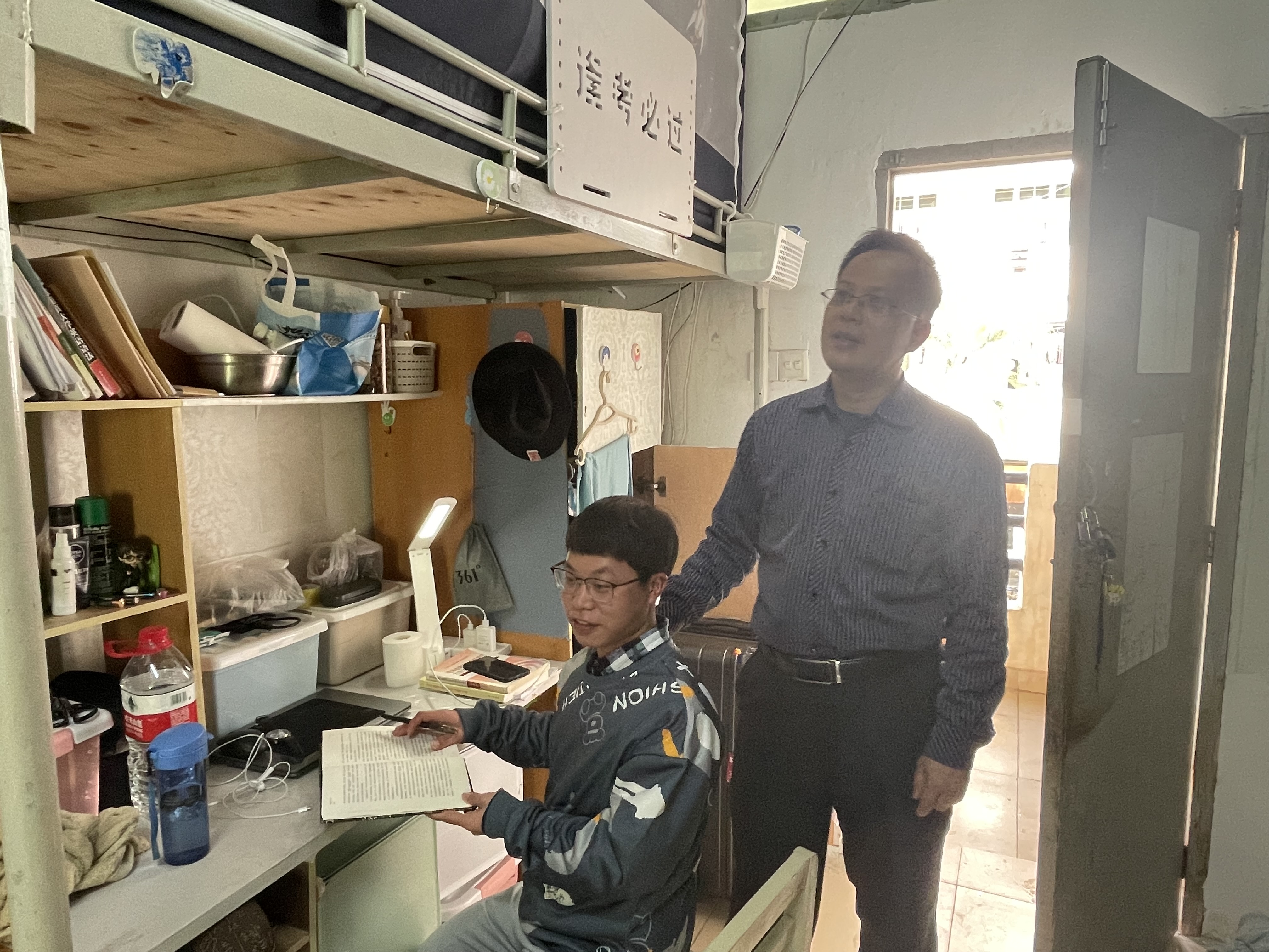 关怀入宿舍，情暖新学期-学院领导带队走访学生宿舍