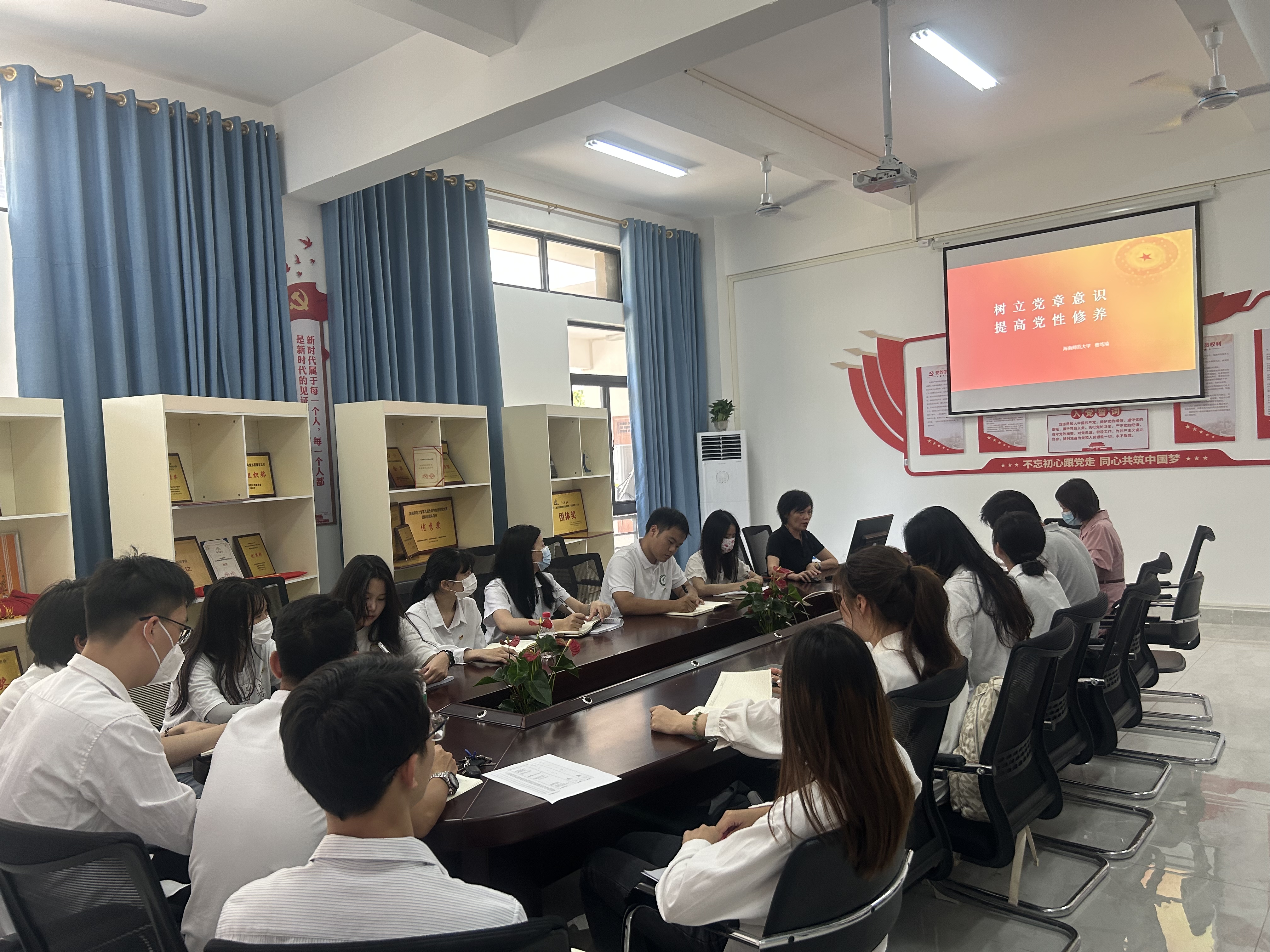 旅游学院开展主题教育专题党课