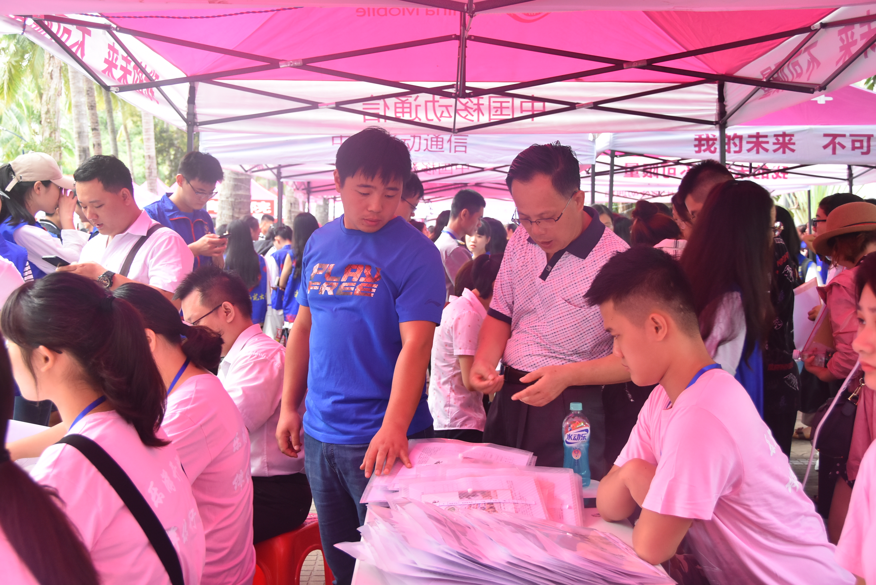 旅游学院迎接2018级新生入校