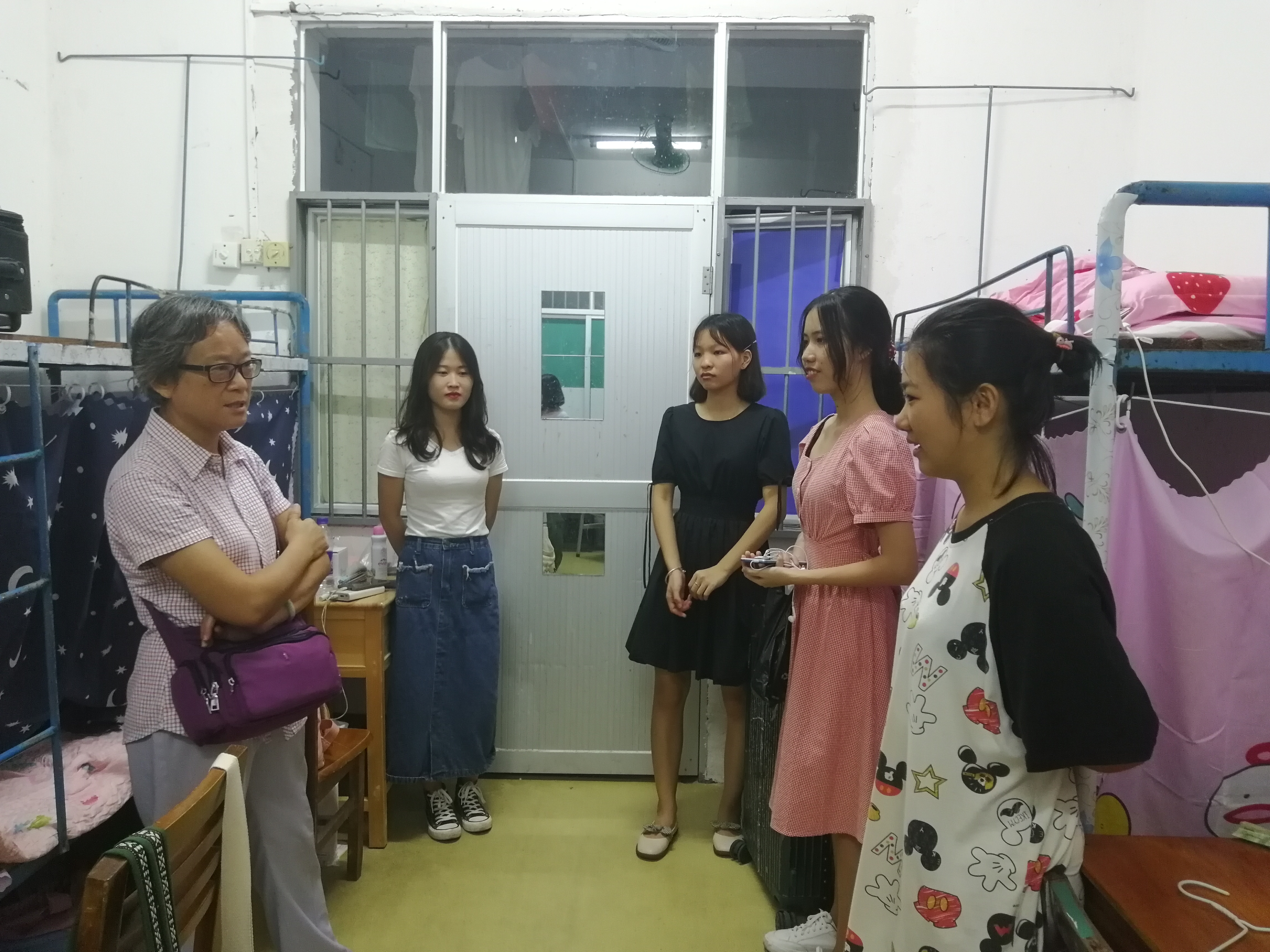 旅游学院走访新生宿舍