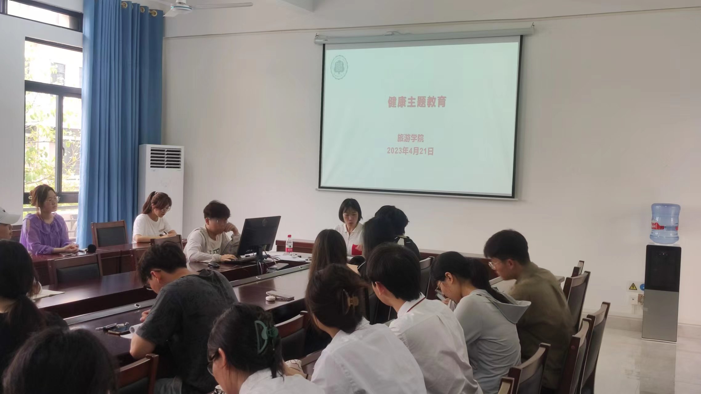 旅游学院召开五一假期安全会议