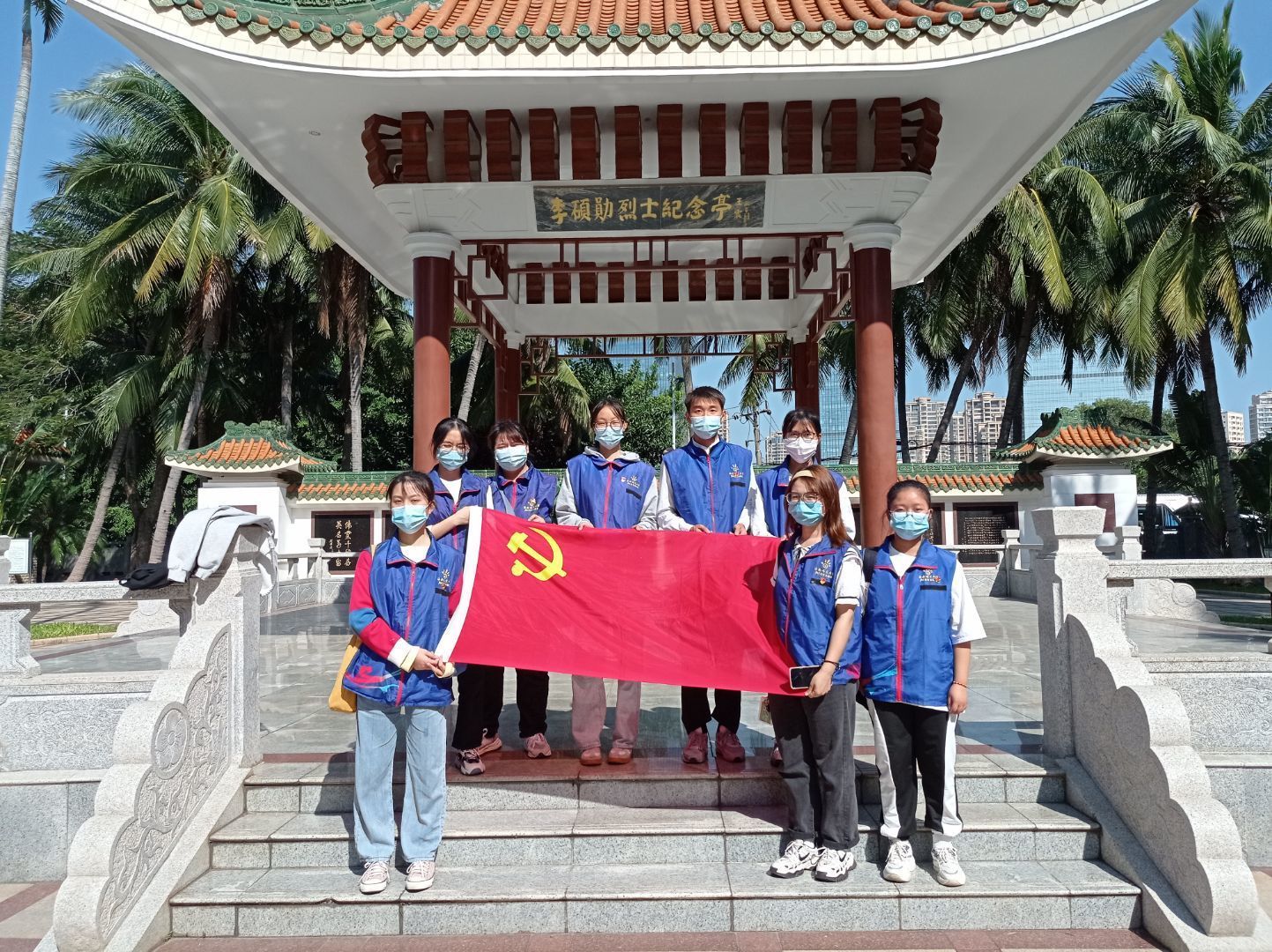 旅游学院在李硕勋烈士纪念亭开展志愿服务讲解活动