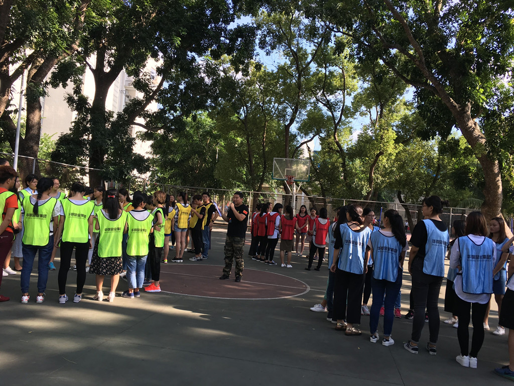 华锦班举行户外拓展课