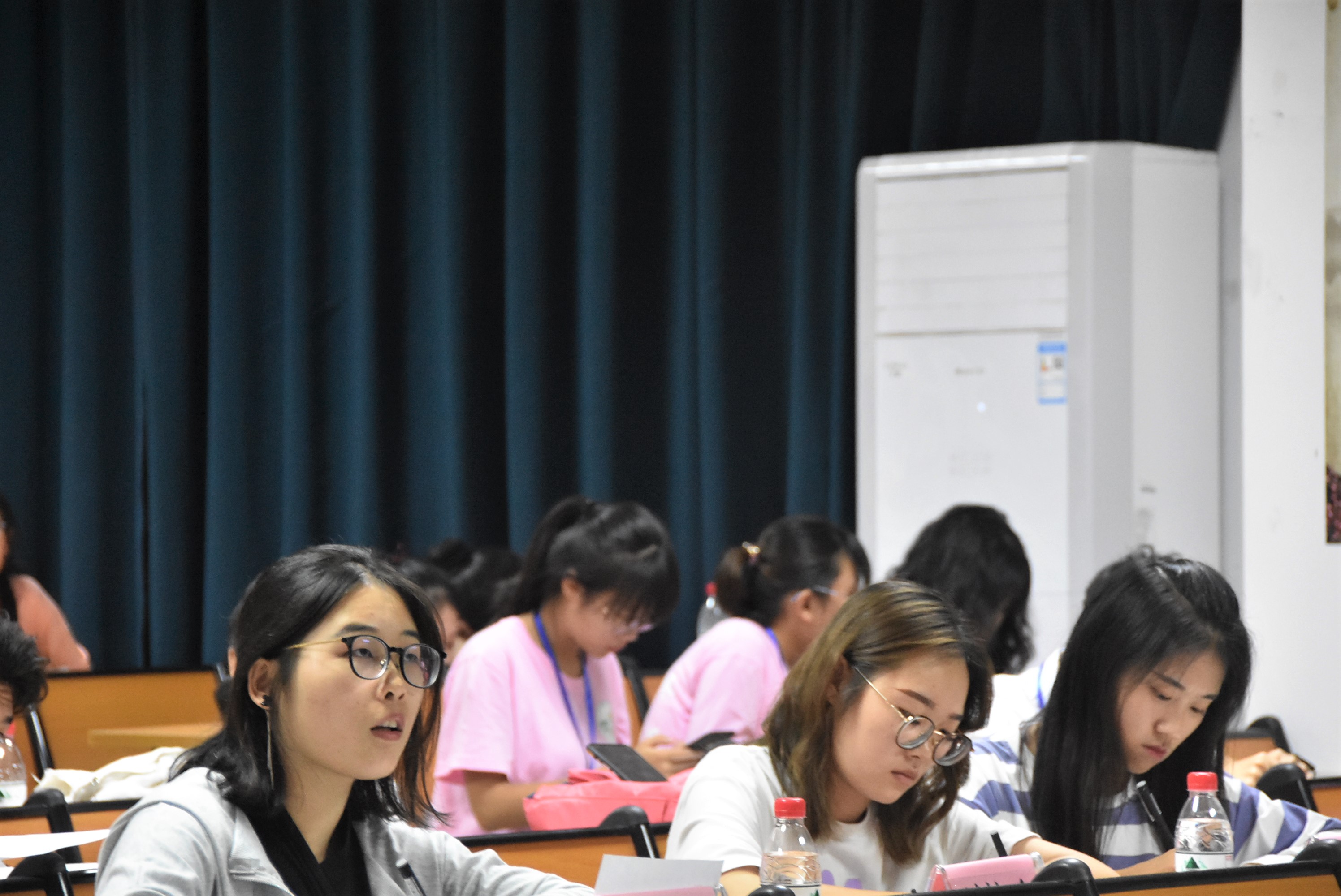 旅游学院举办“辉煌七十载，逐梦新时代”团日活动汇报问答活动