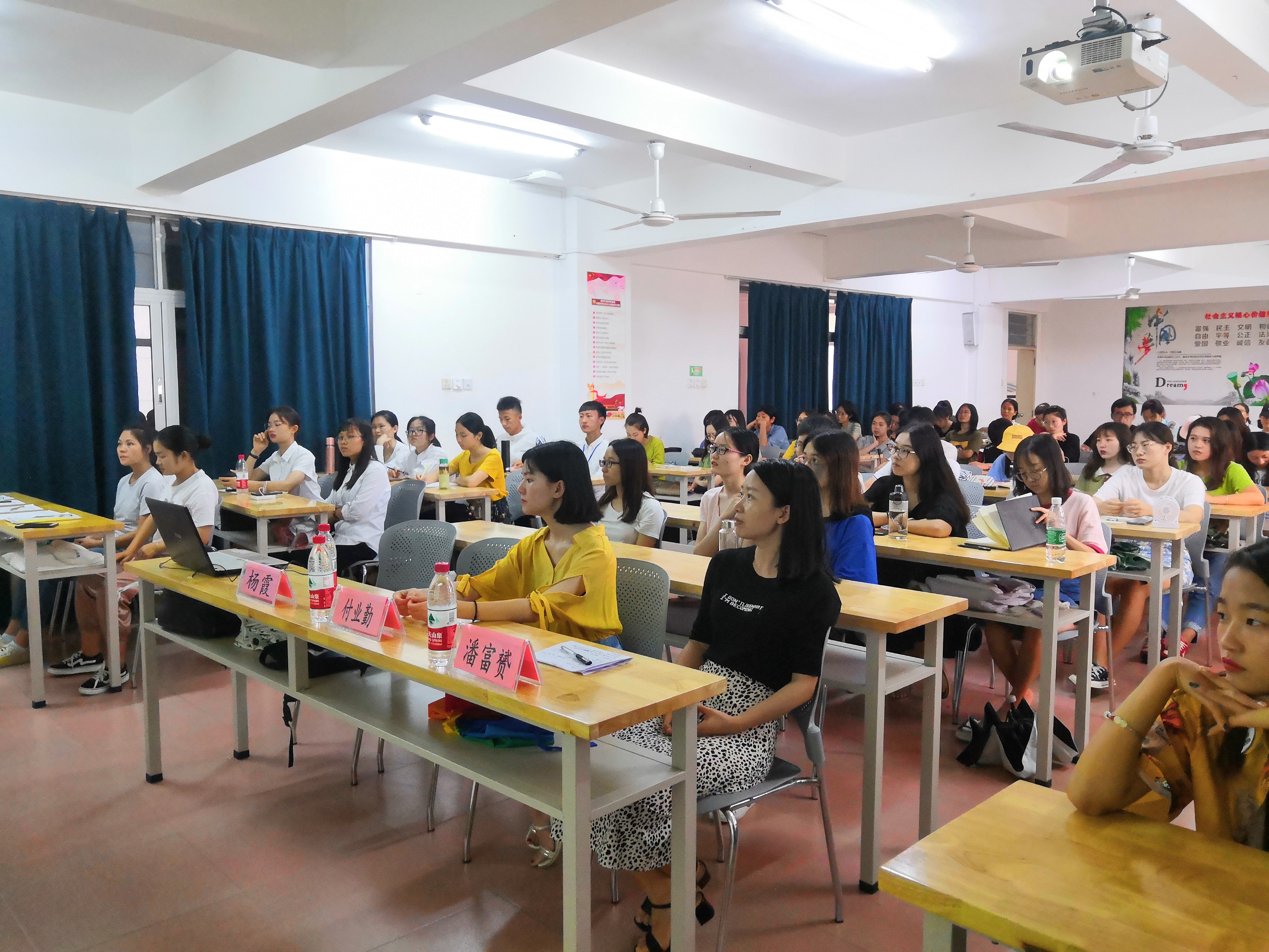 旅游学院举办“群英聚首，剑指研峰”考研交流会