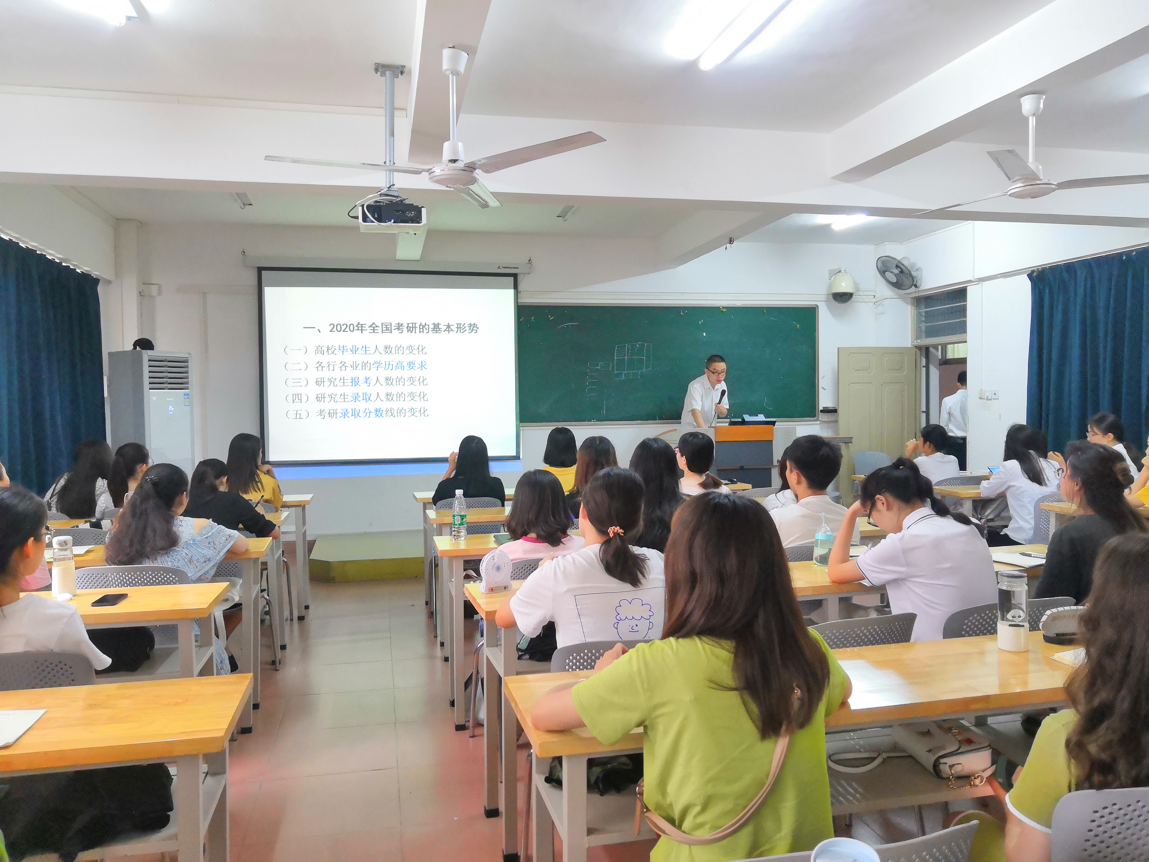 旅游学院举办“群英聚首，剑指研峰”考研交流会