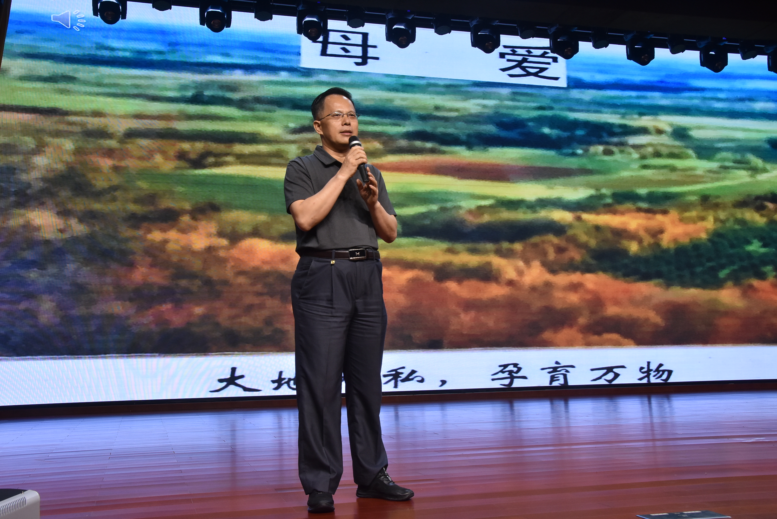 旅游学院举办“青春佛晓 同梦今朝”毕业生欢送晚会