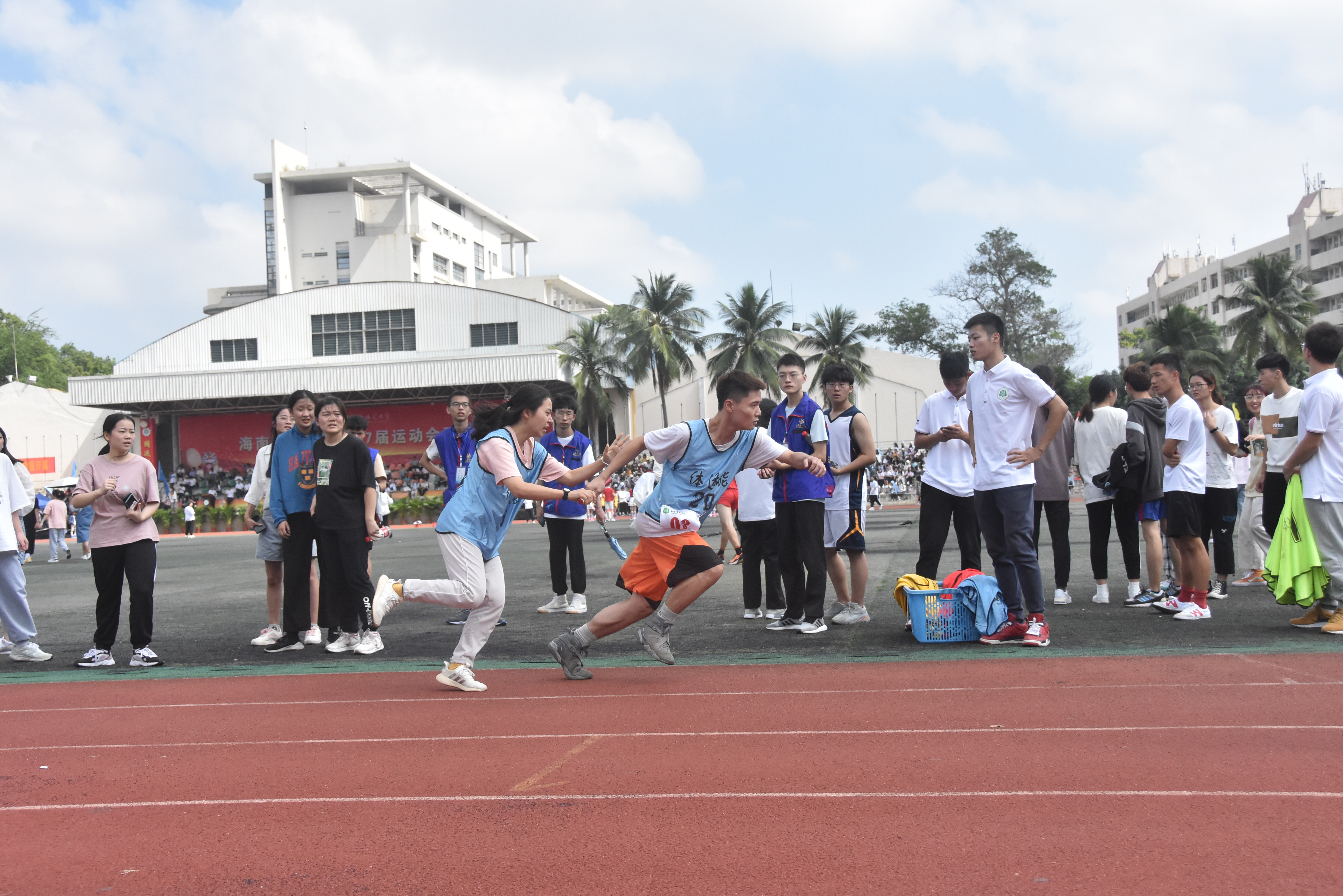旅游学院师生参加海南师范大学第三十七届校运动会