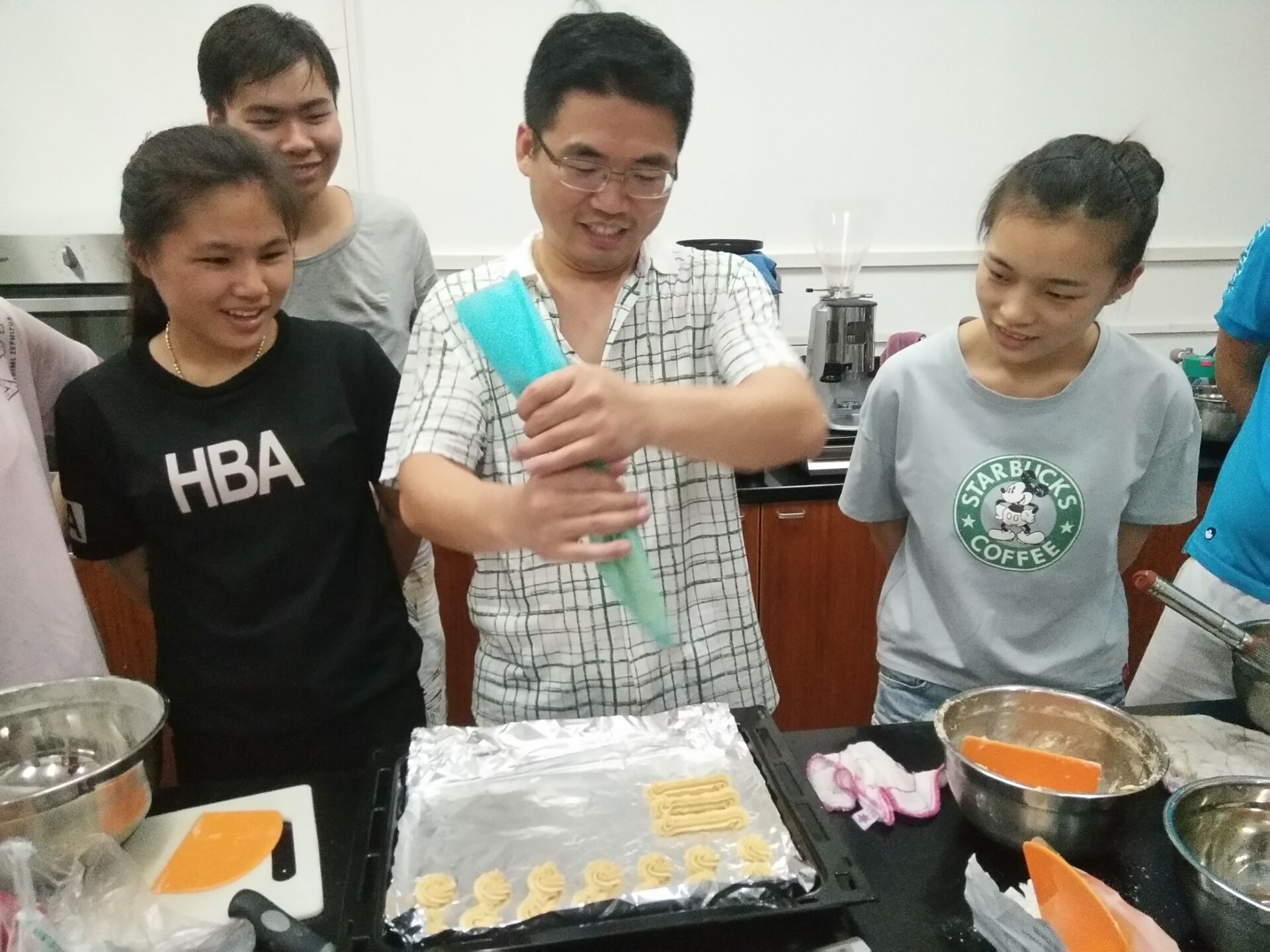 旅游学院专业拓展兴趣小组系列活动之西点调制活动简报