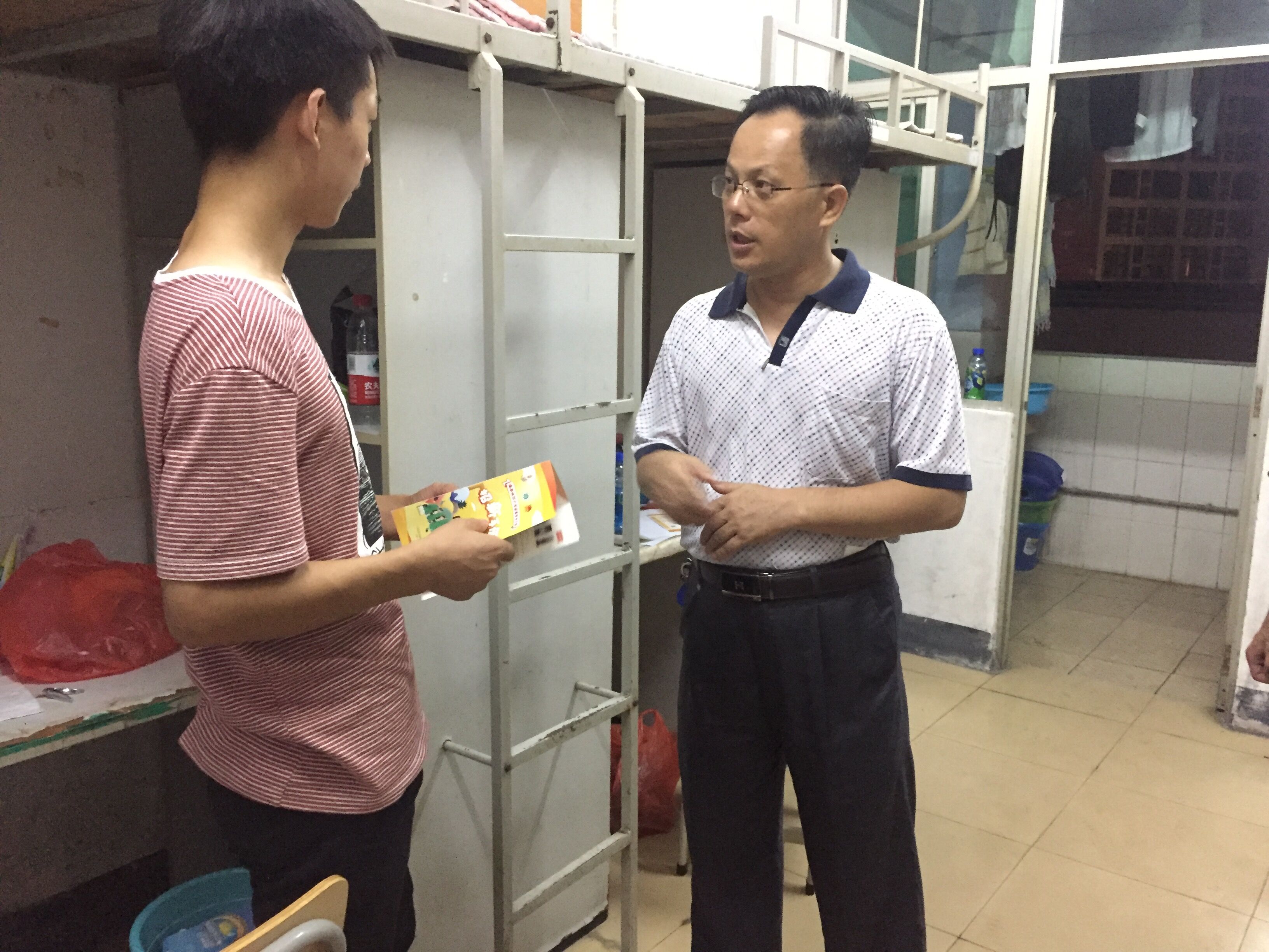 旅游学院走访新生宿舍