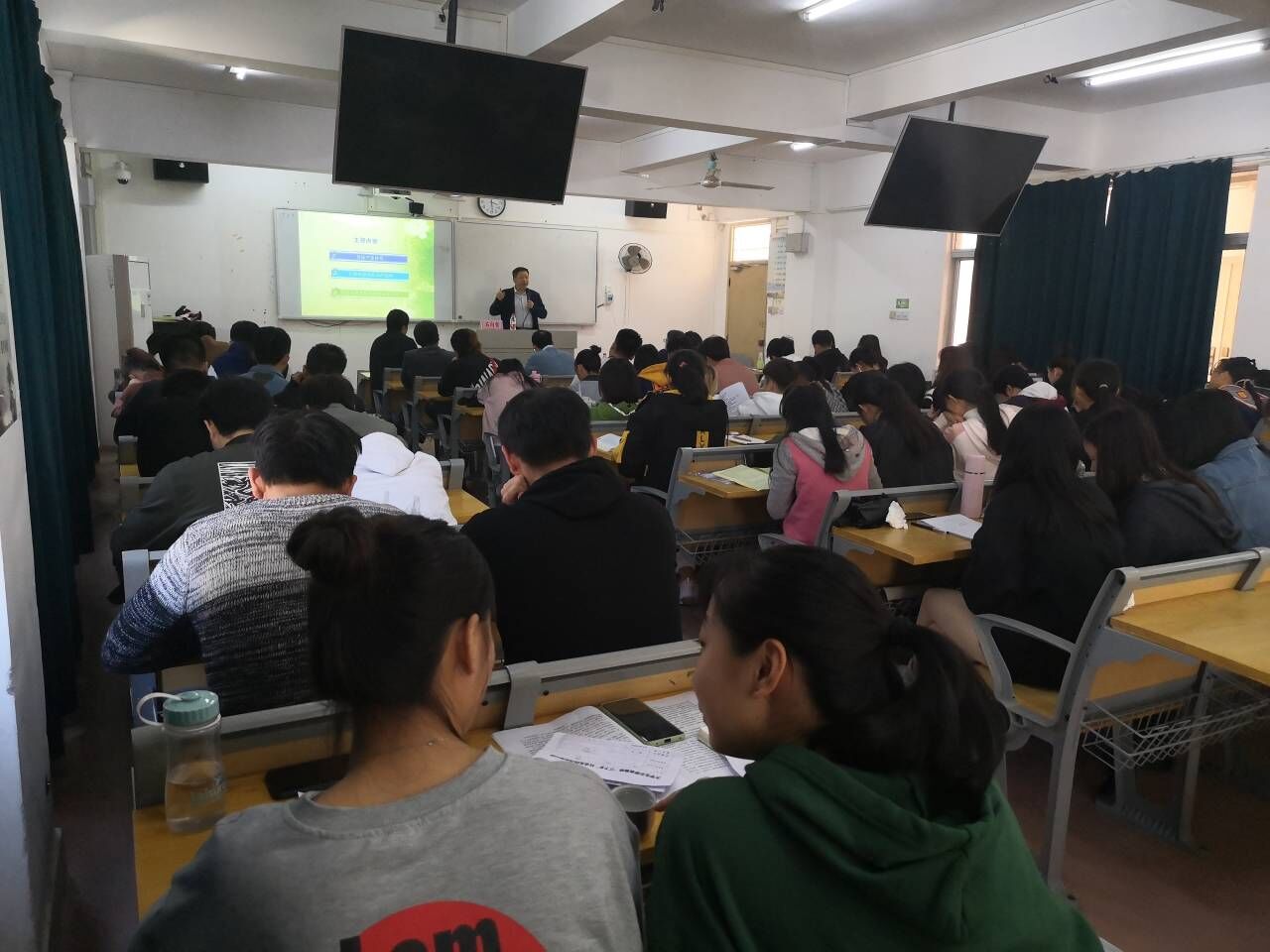 旅游学院举办“探索发展旅游新业态”讲座