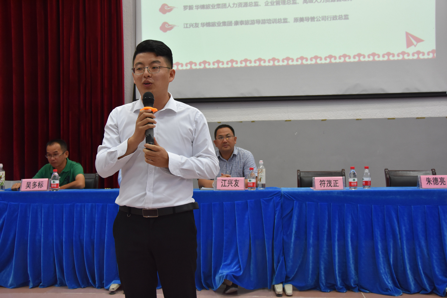 旅游学院举办《我与国际旅游岛共成长》专题讲座