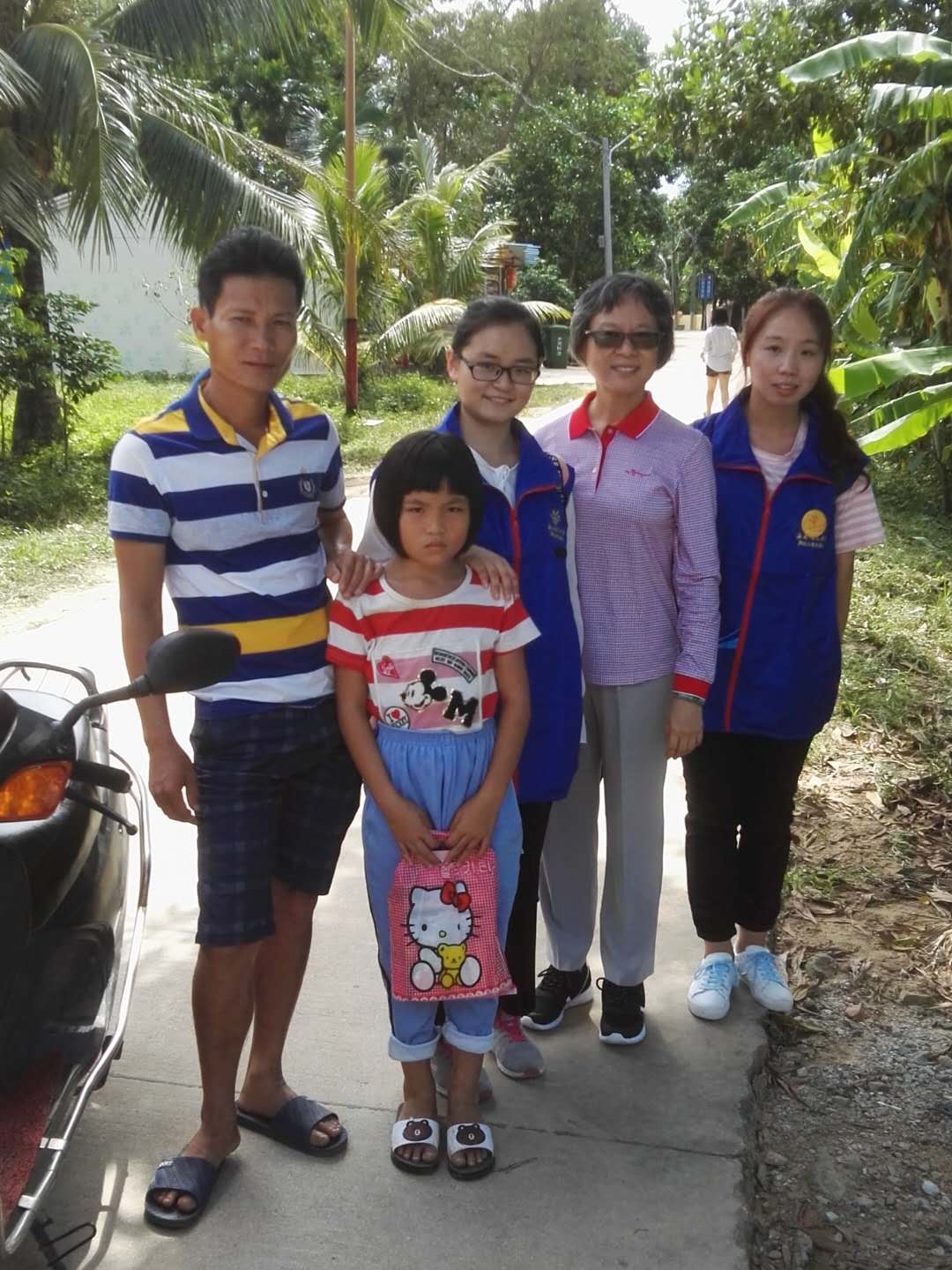 旅游学院扶贫小组一行走访、慰问定点扶贫户