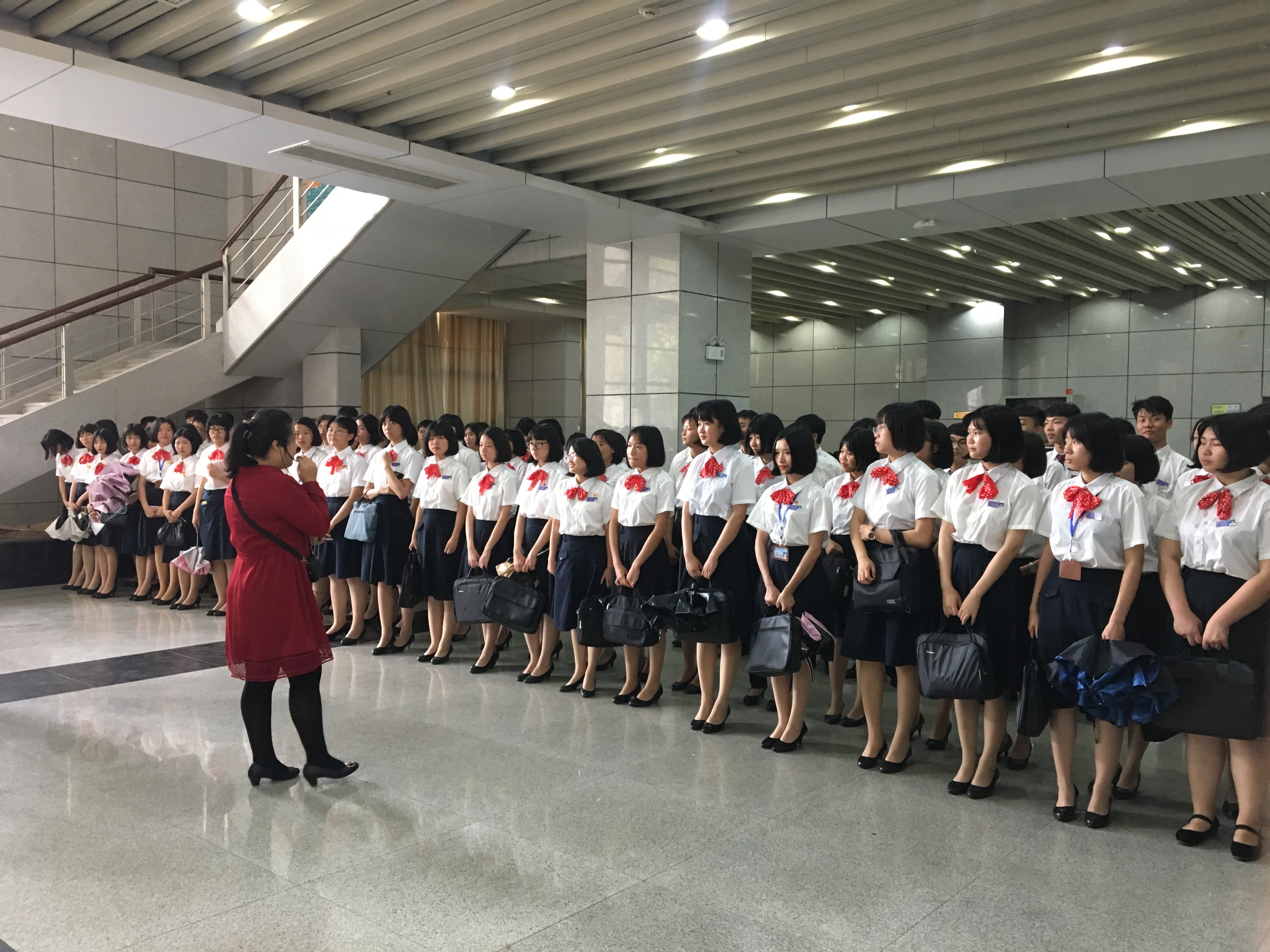 海口旅游职业学校师生一行到我院交流学习