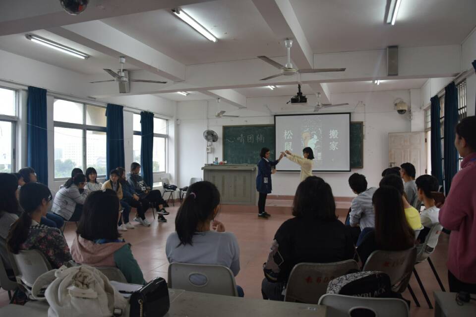 共同长成,携手同济――记旅游学院青年之声.新生团体辅导活动