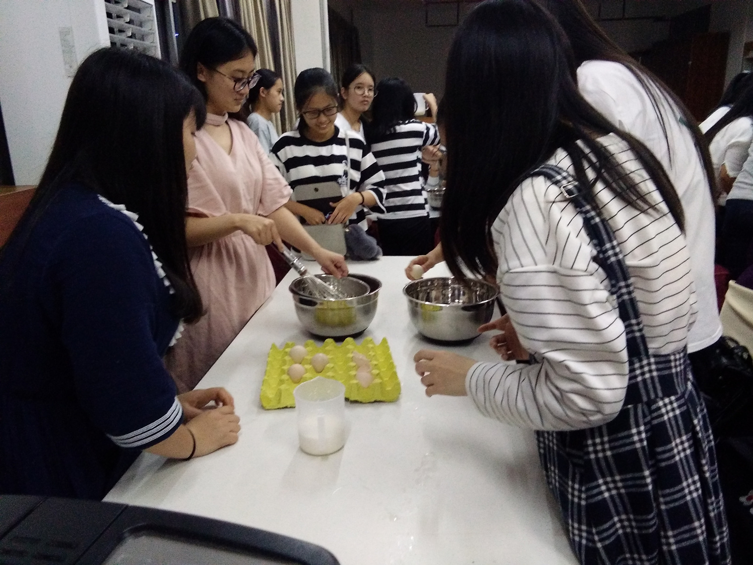 旅游学院专业拓展兴趣小组之西点调制开展首期活动