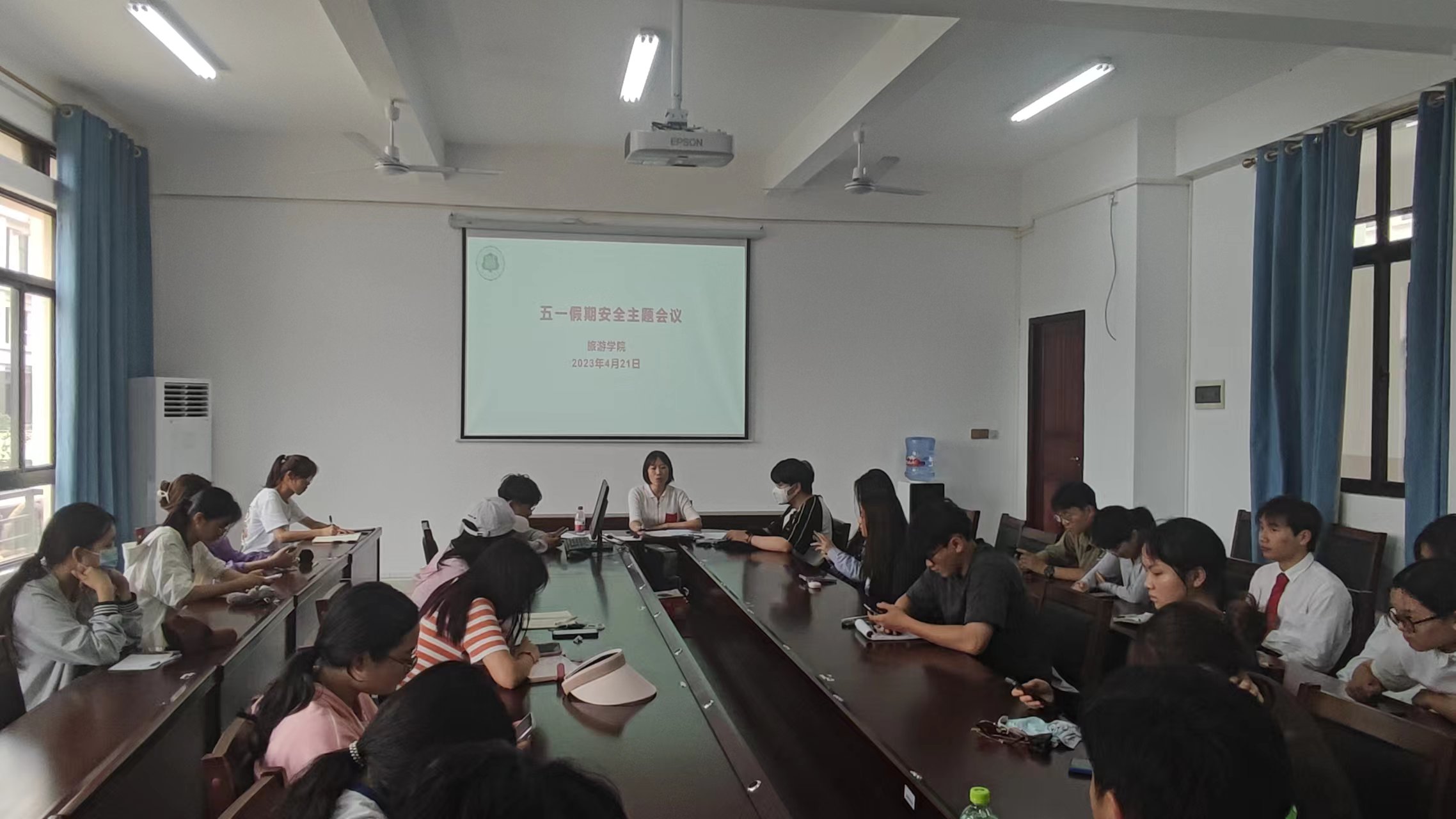 旅游学院召开五一假期安全会议