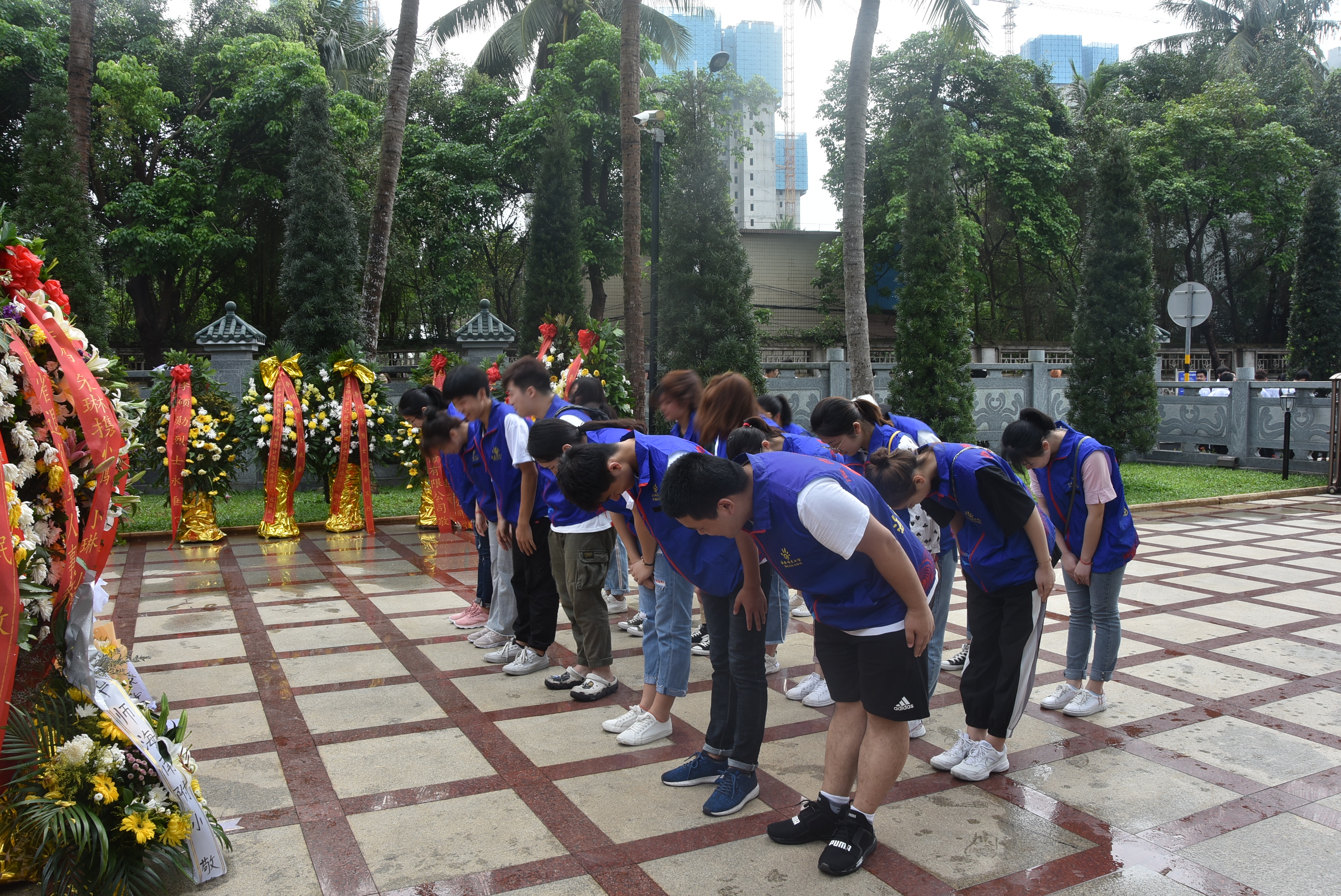 旅游学院举办“缅怀革命烈士 铭记使命担当”清明祭扫主题活动