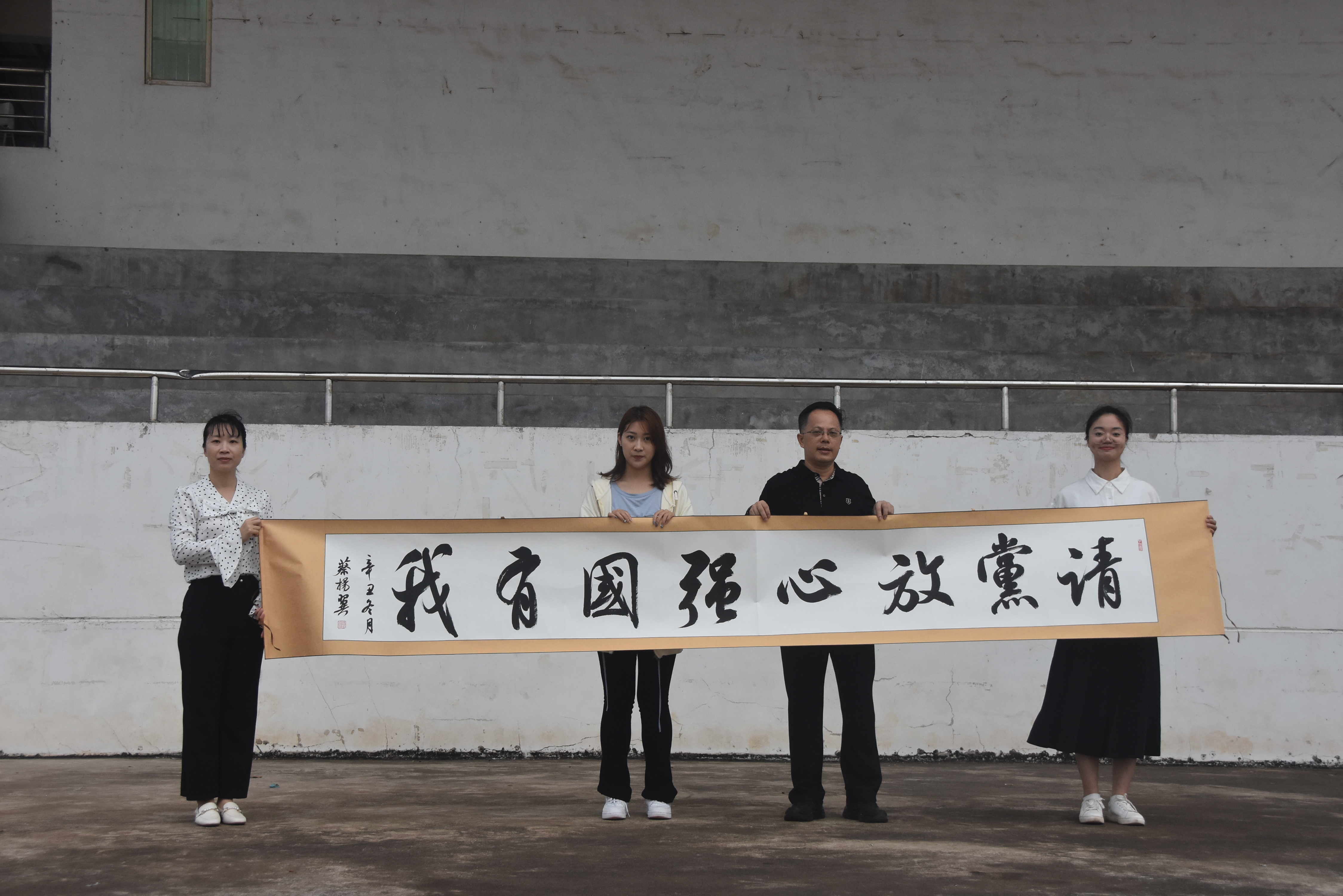 旅游学院举行“永远跟党走，奋斗新征程―国旗下的讲话”爱国主义教育活动