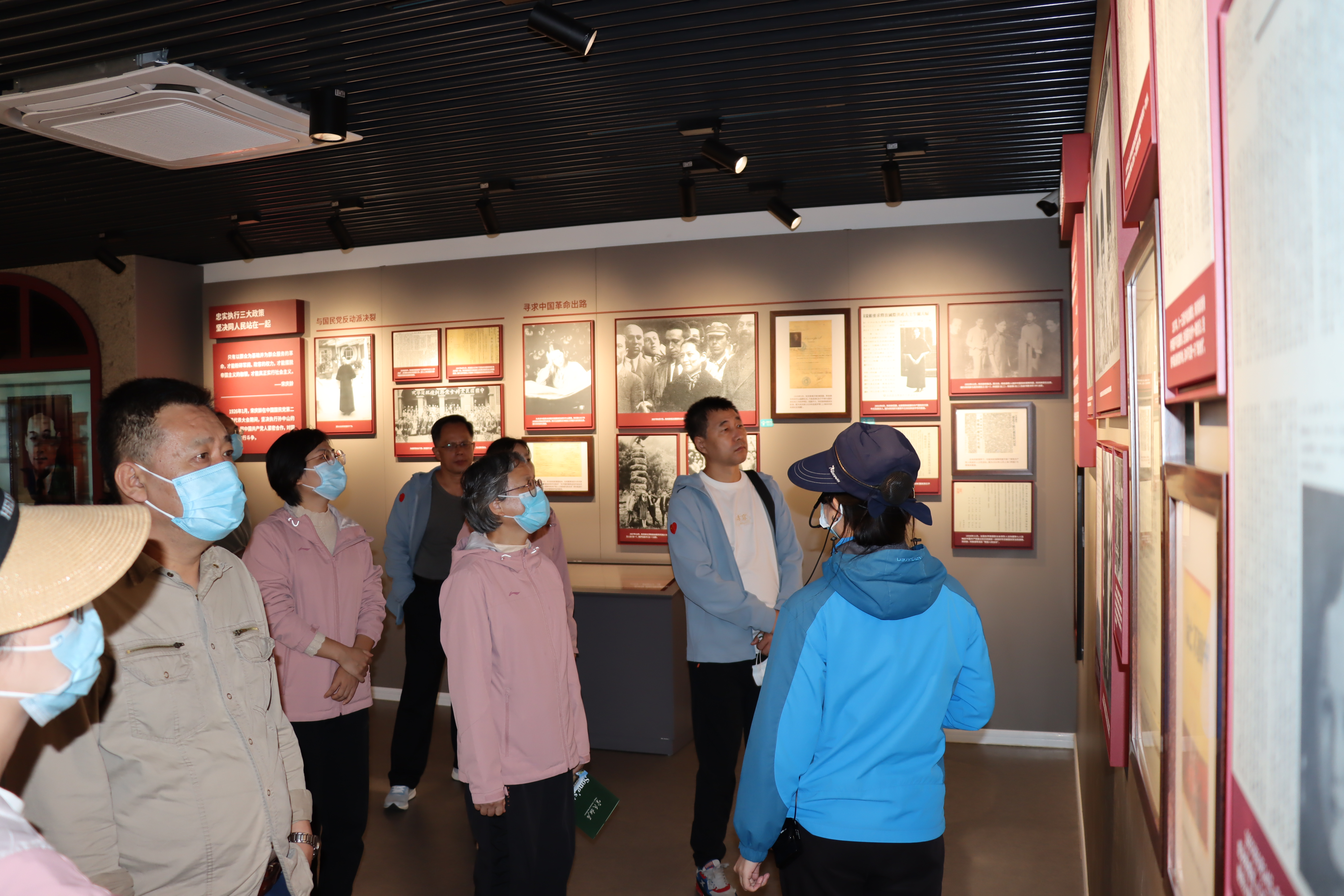 旅游学院举办主题党日活动