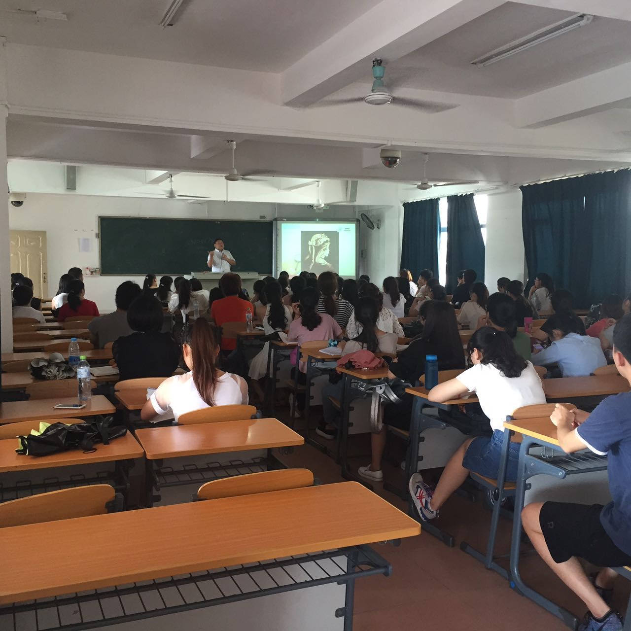 旅游学院校企合作华锦班召开第一次班会