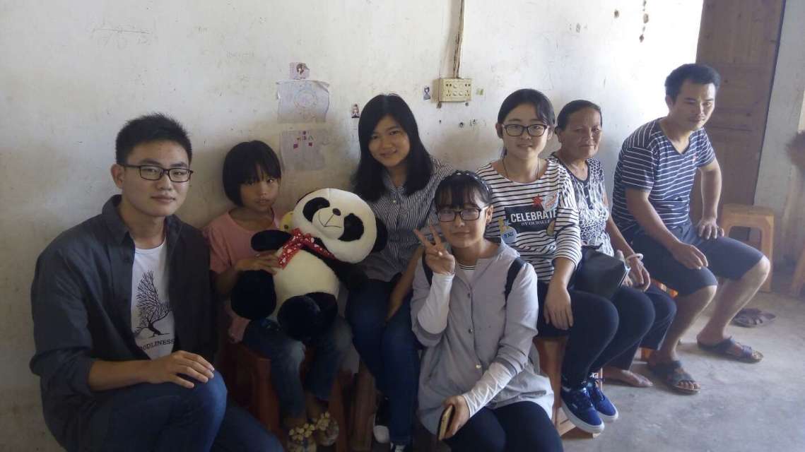 旅游学院16级管理类13班下乡看望贫困儿童