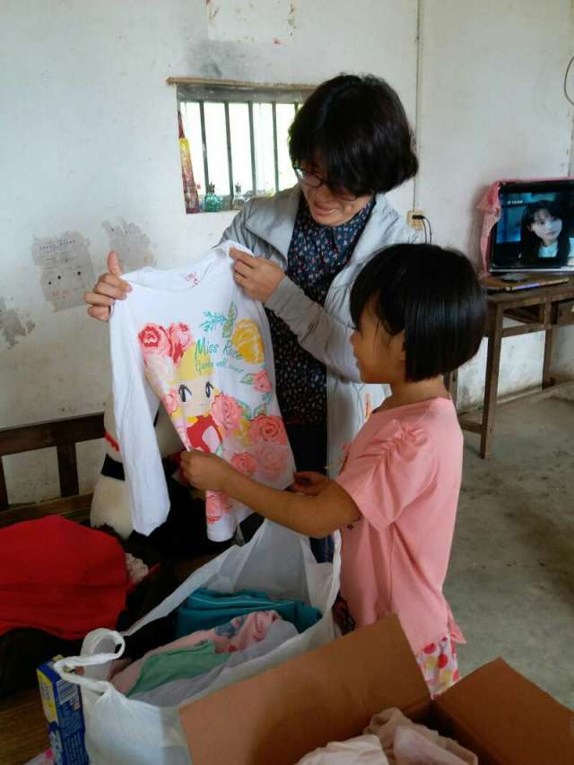 旅游学院16级管理类13班下乡看望贫困儿童