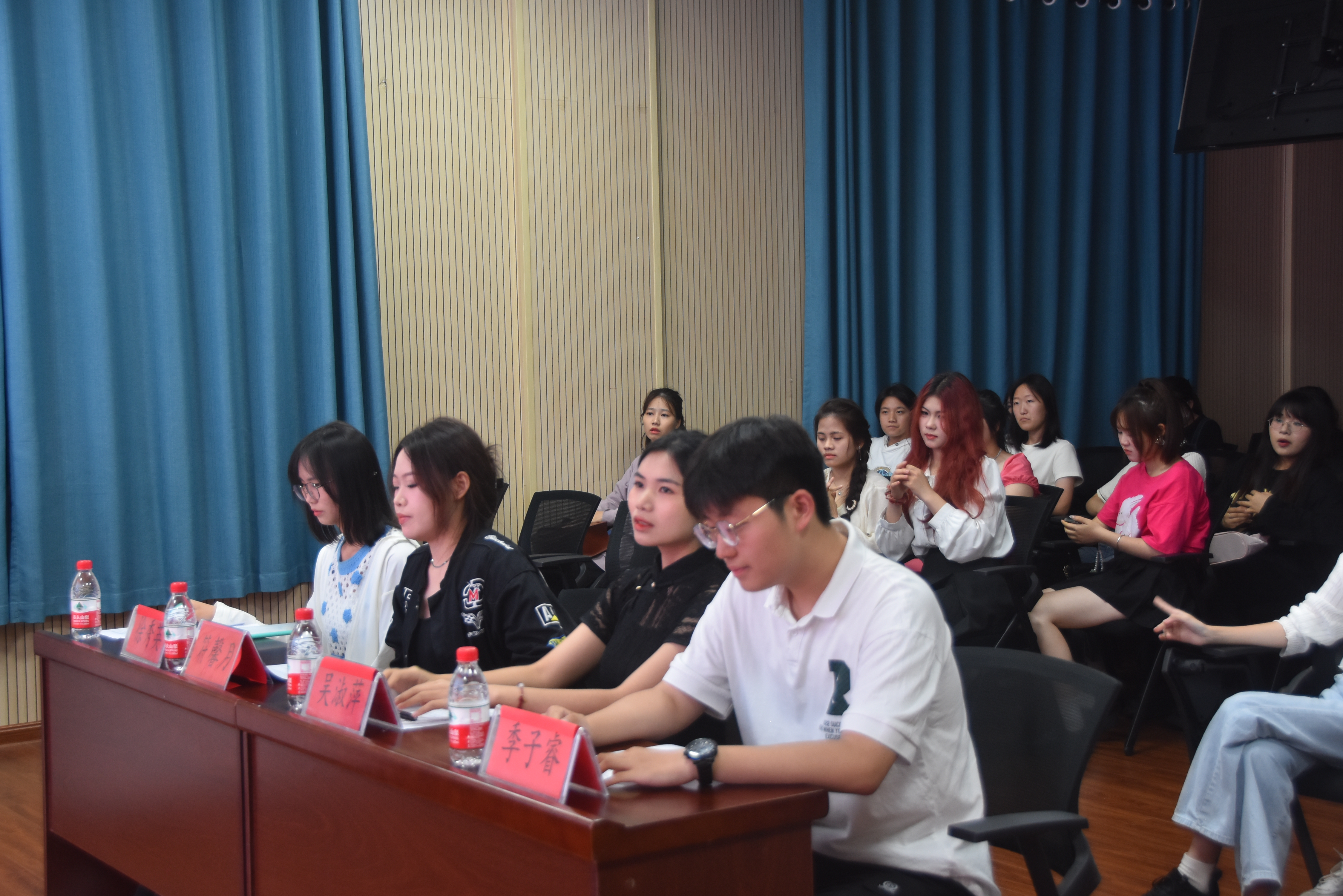 旅游学院举办歌手大赛