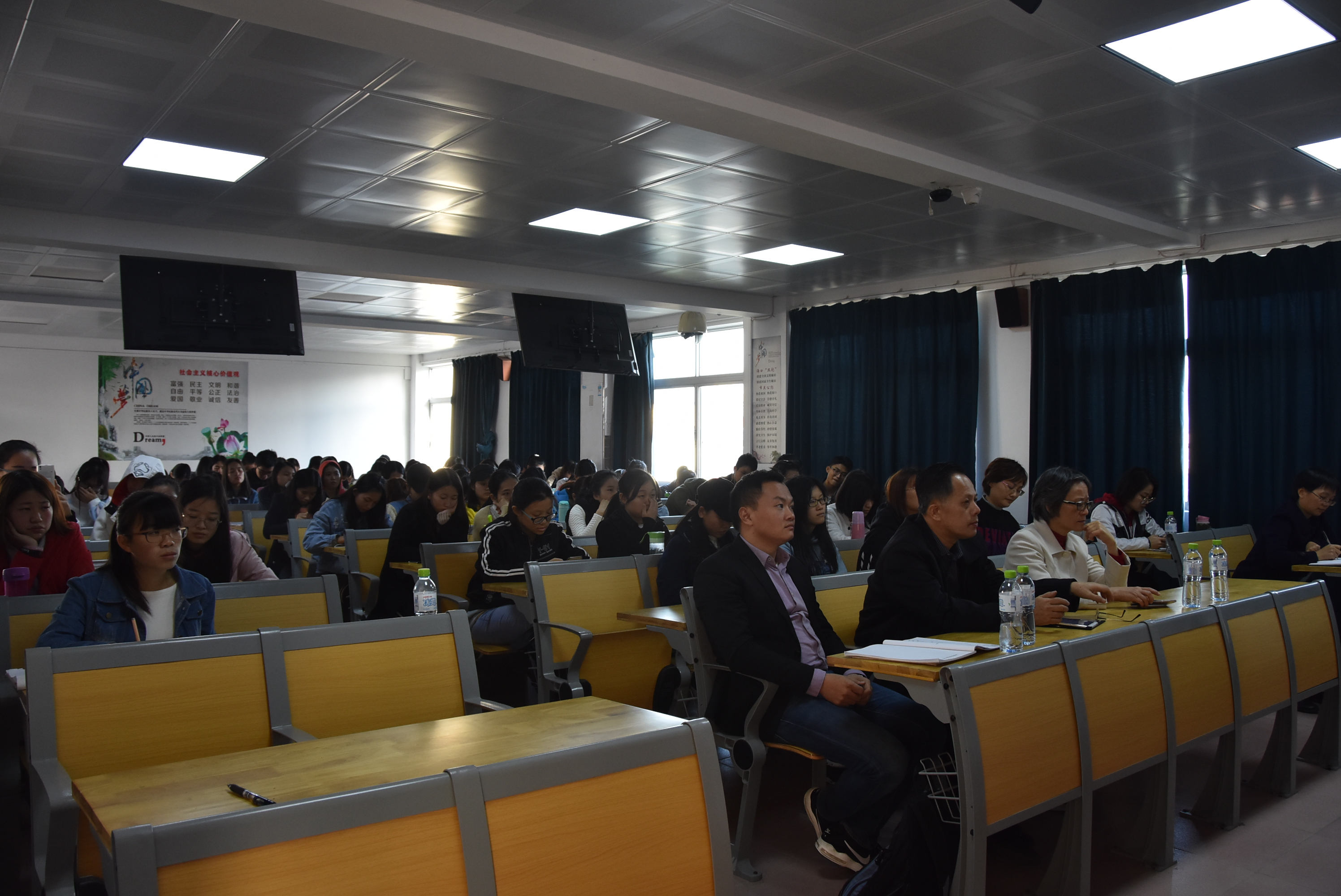 旅游学院举办“全球款待业创新驱动力与国际化新战略”讲座