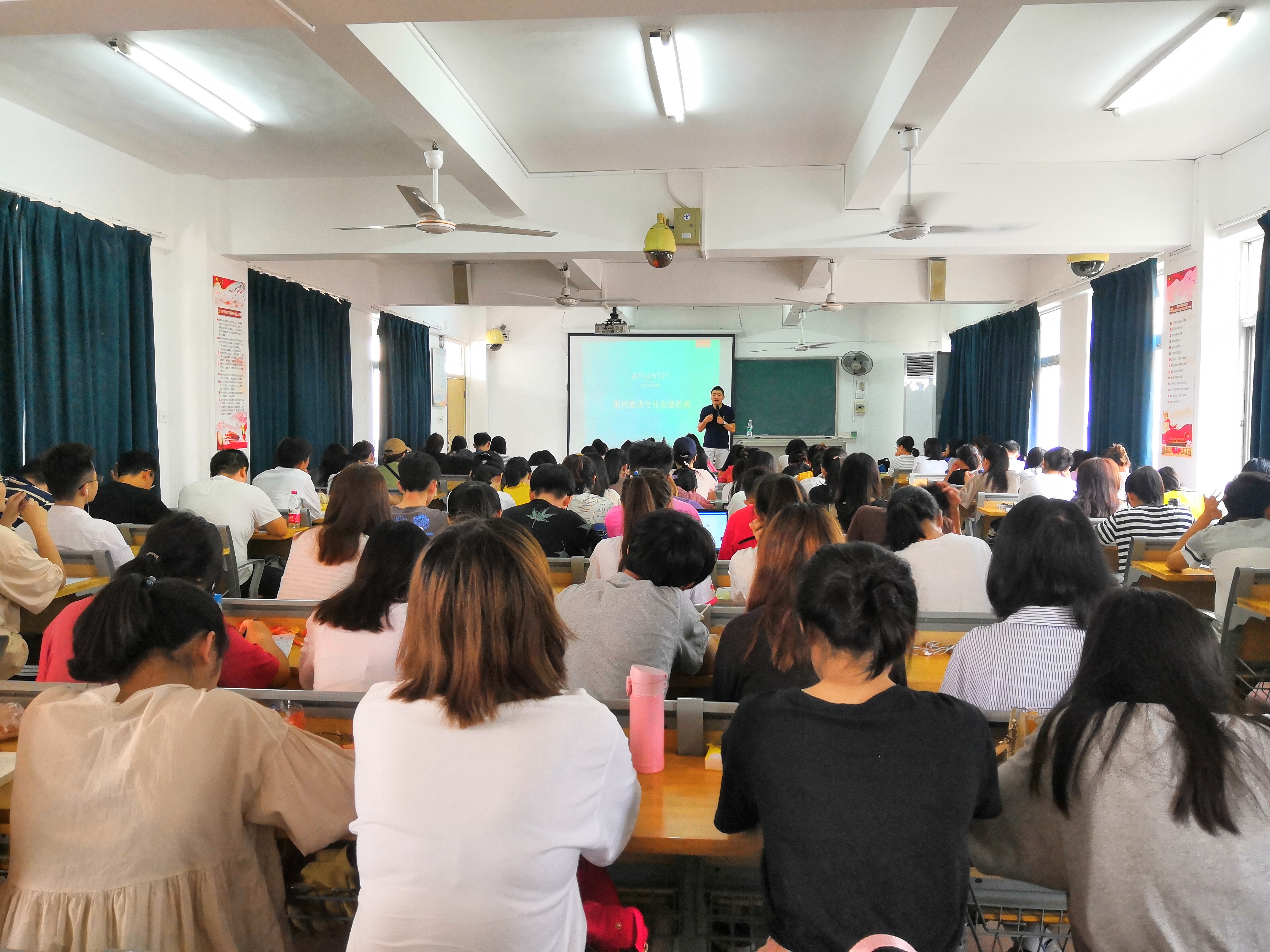 旅游学院创新创业实践周系列活动：“现代酒店行业发展趋势”讲座