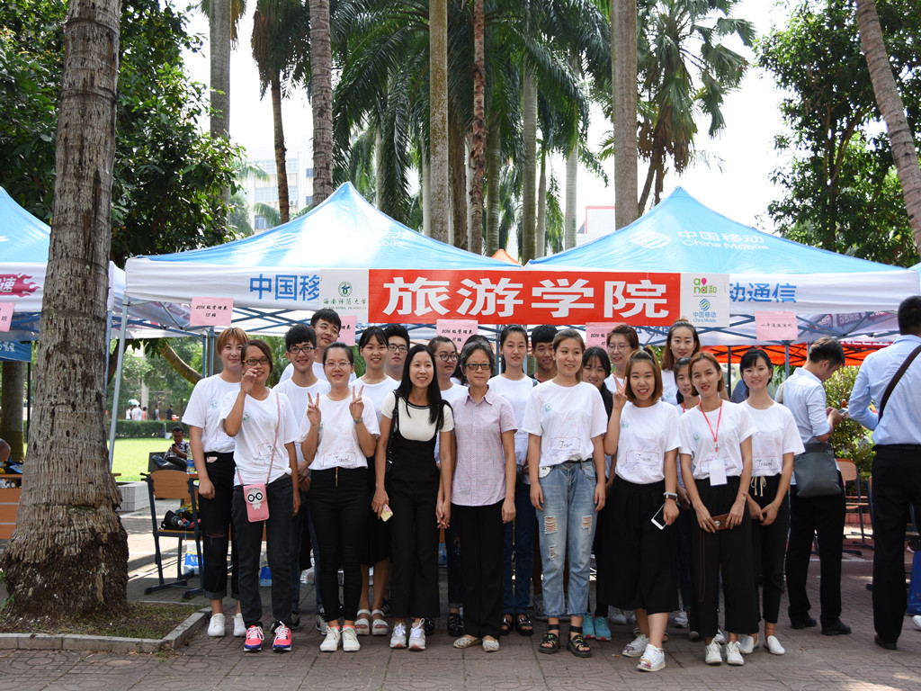 学校党委副书记梁谋莅临指导旅游学院新生接待工作