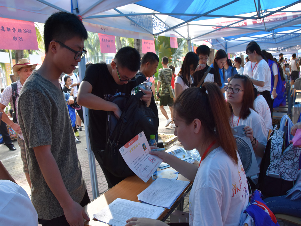 学校党委副书记梁谋莅临指导旅游学院新生接待工作