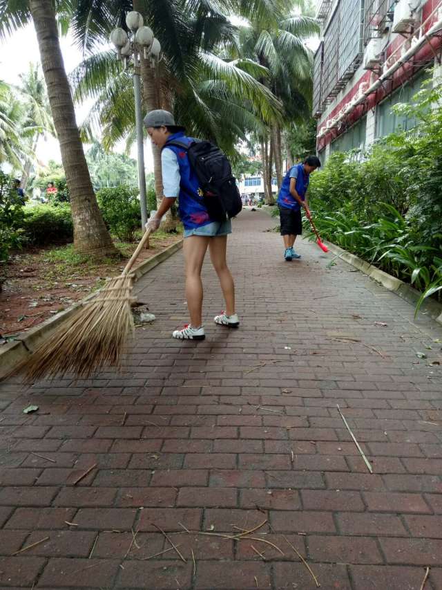 共抗风灾,旅院有情――记旅游学院台风后清扫活动