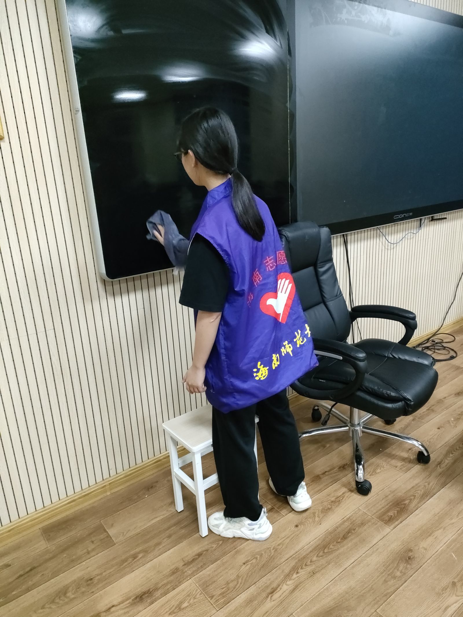 旅游学院开展实验室清扫志愿服务活动