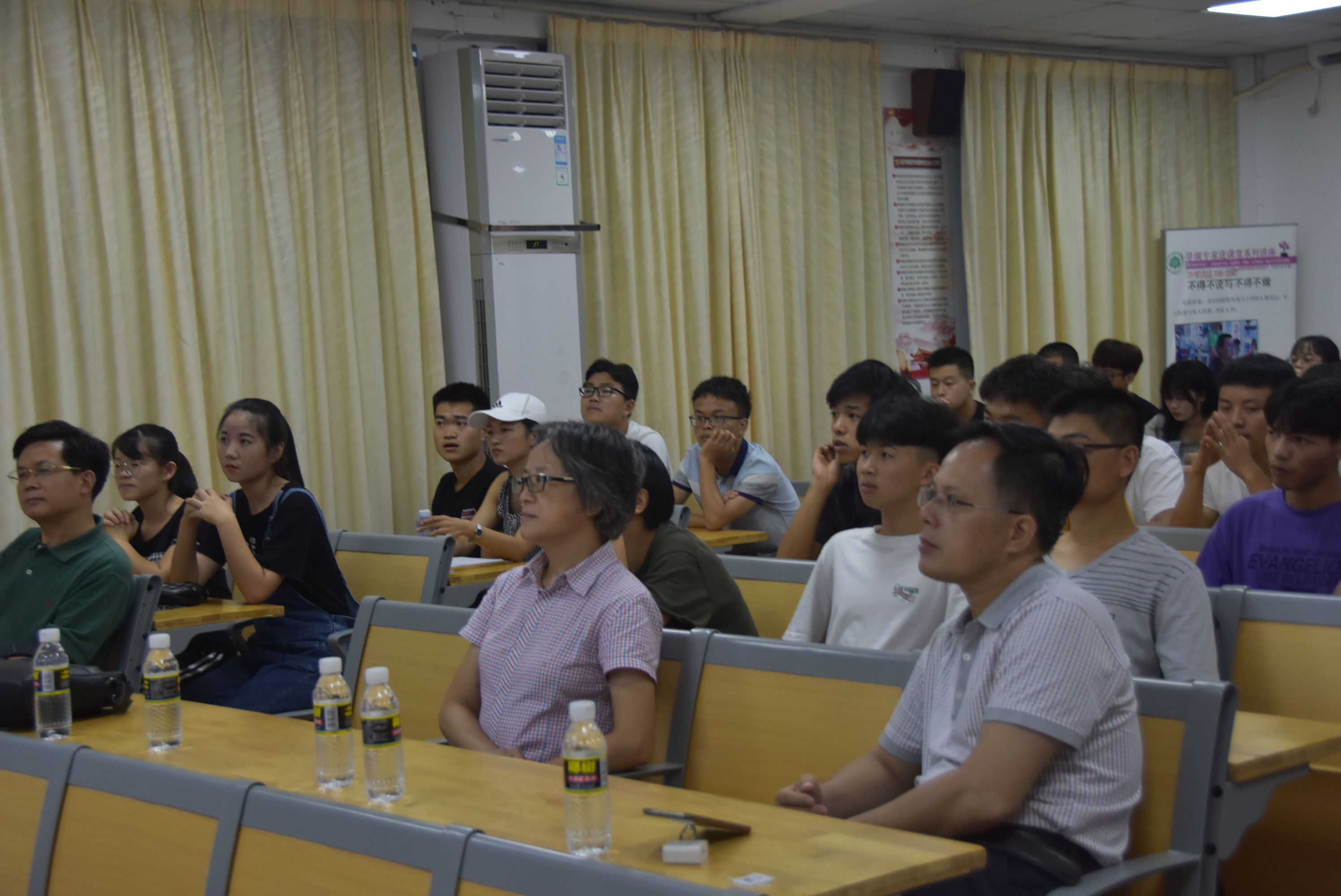 旅游学院举办“海南国际旅游消费中心建设研究设想”讲座