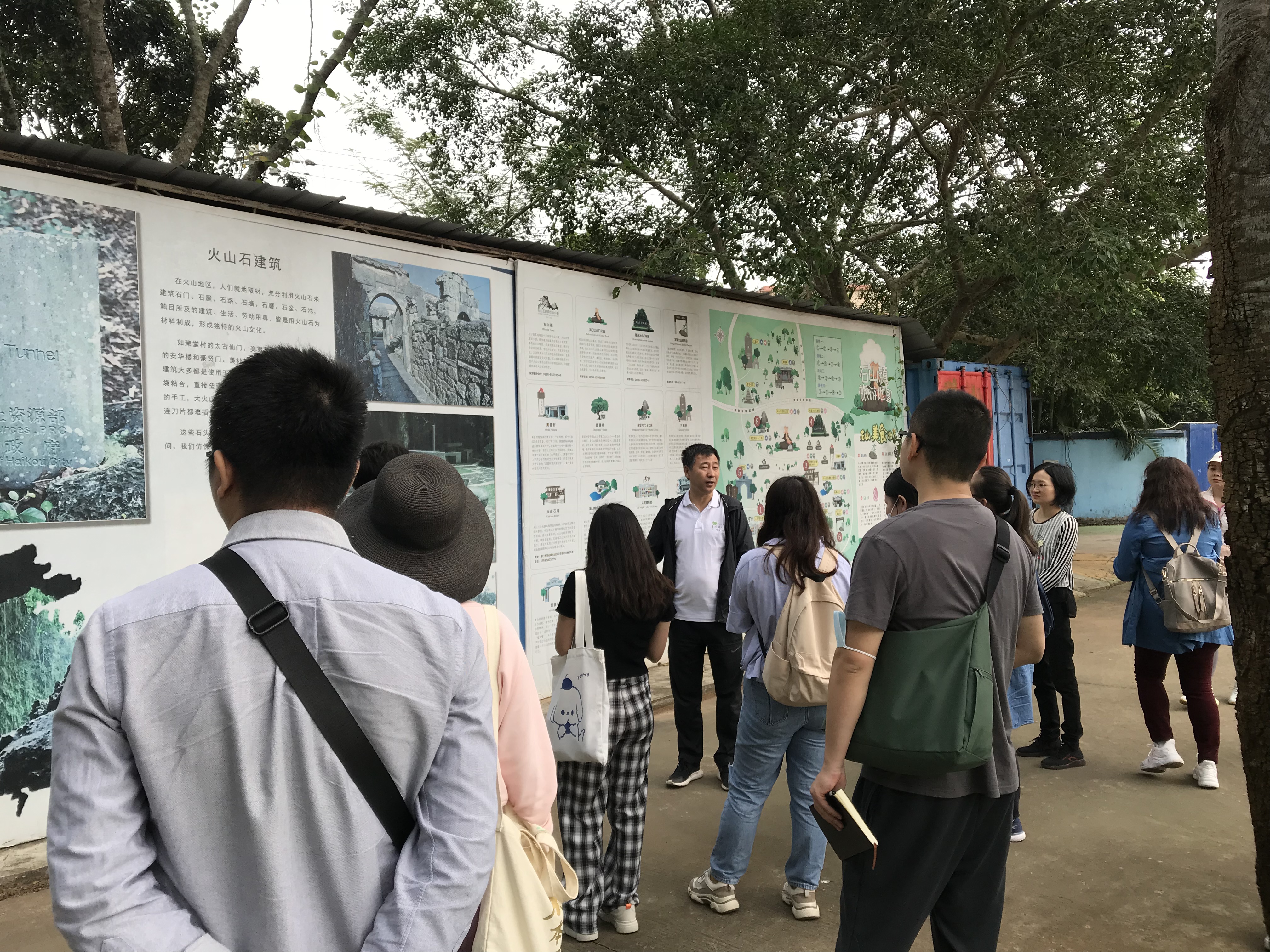 旅游学院组织研究生考察石山镇民宿