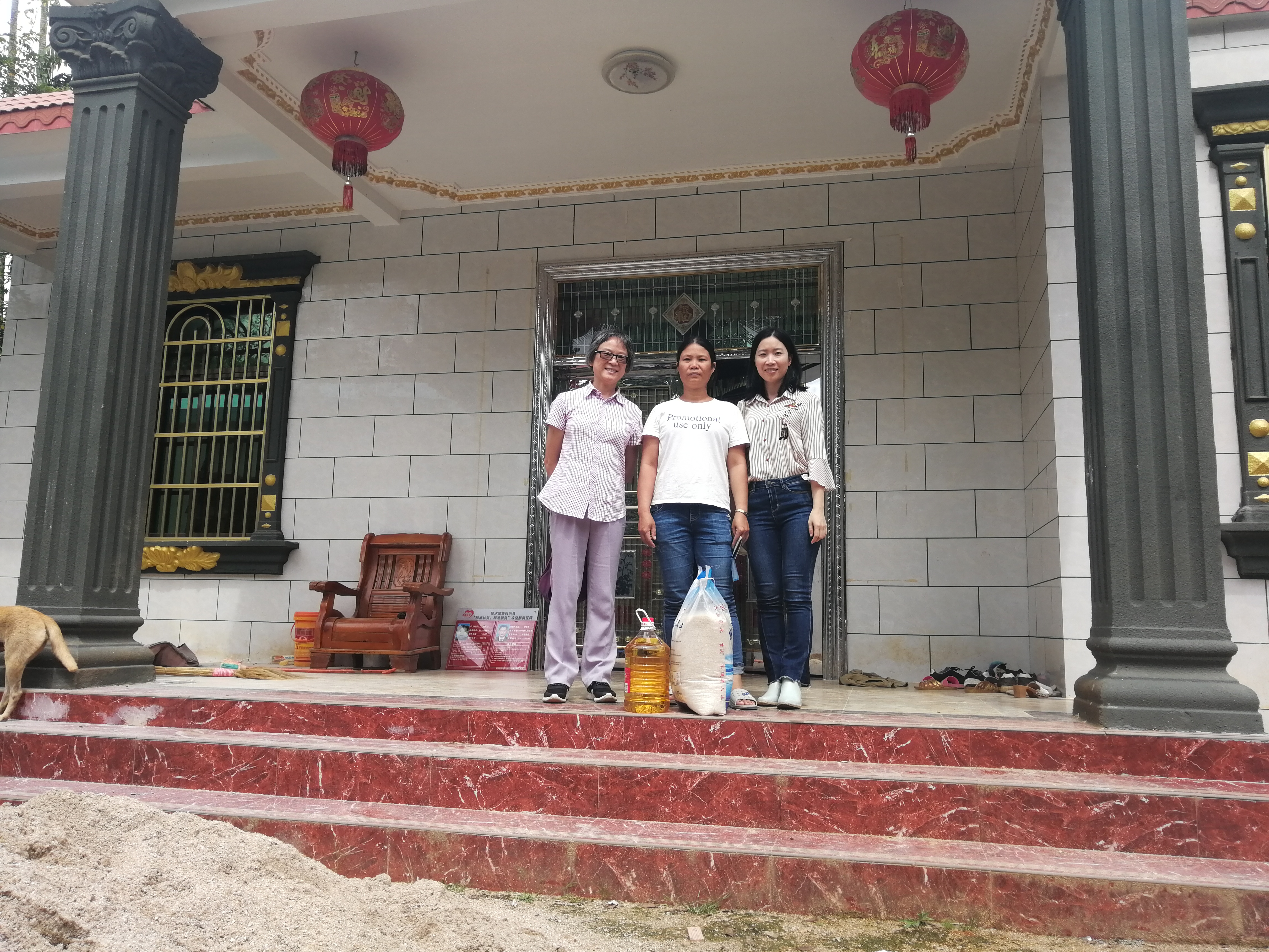 旅游学院赴陵水亚欠村开展扶贫日活动