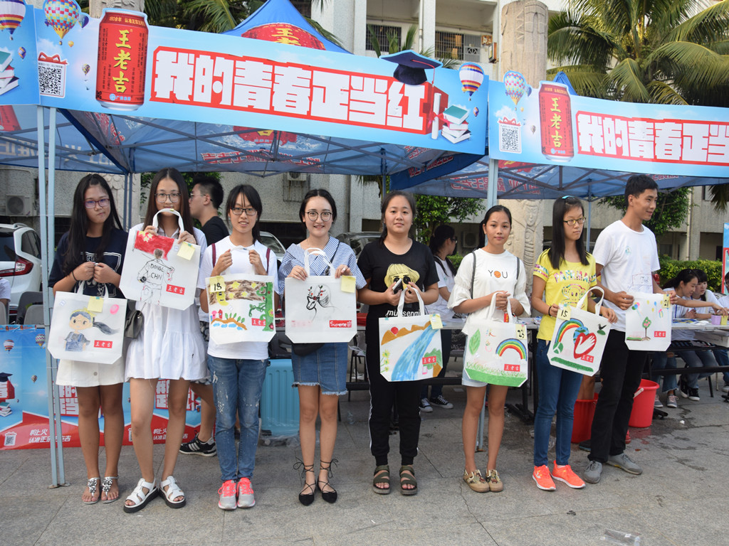 参加涂鸦活动,宣扬绿色出行――记旅游学院环保袋涂鸦活动