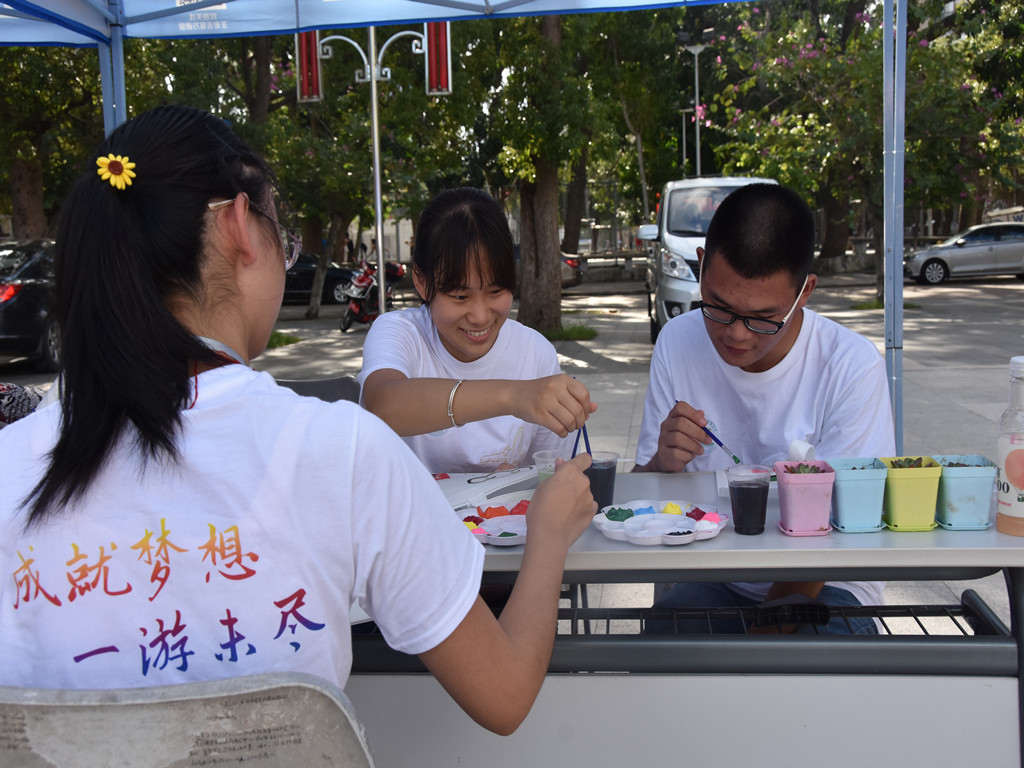 参加涂鸦活动,宣扬绿色出行――记旅游学院环保袋涂鸦活动