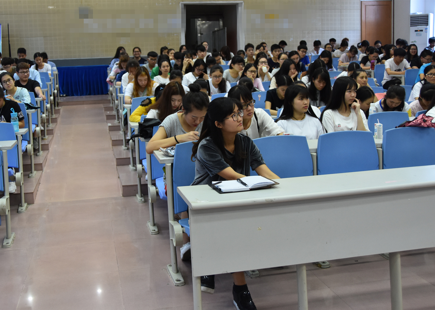 旅游学院举办《我与国际旅游岛共成长》专题讲座