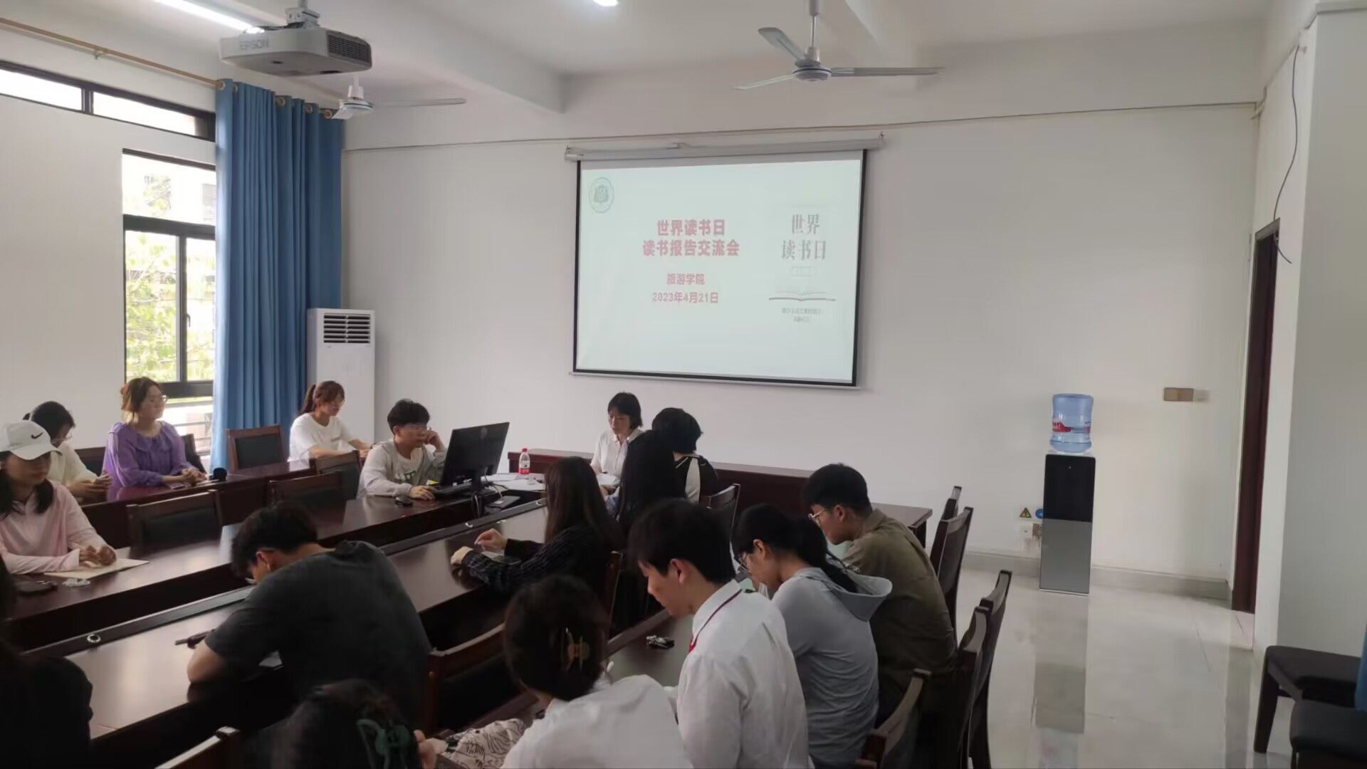 旅游学院举行读书报告交流会