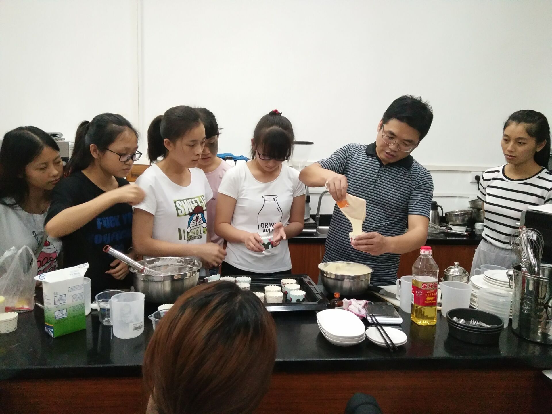 旅游学院专业拓展兴趣小组系列活动之西点调制一组活动简报