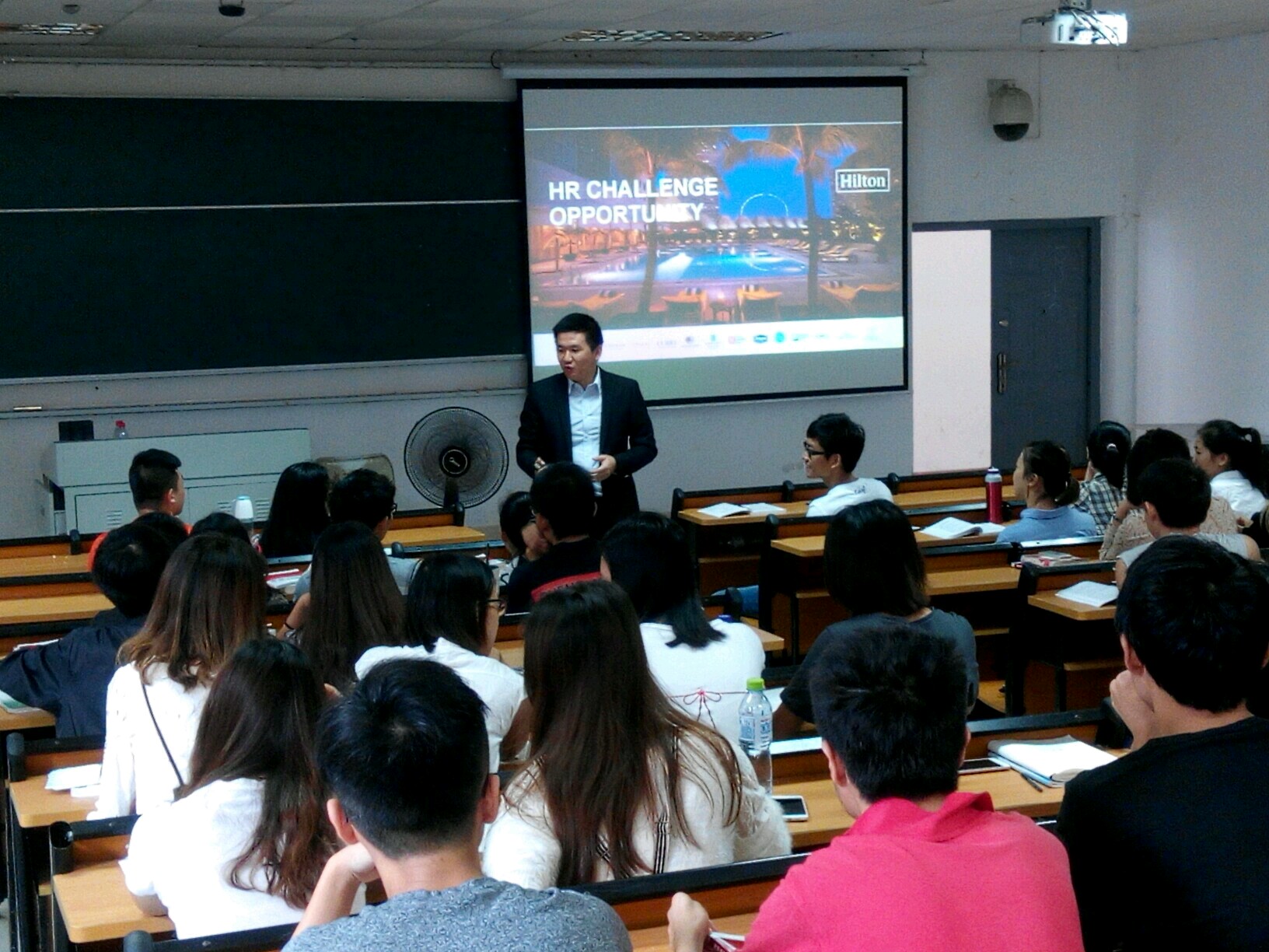 澄迈富力逸林希尔顿酒店人力资源部经理为酒店管理专业学生讲座