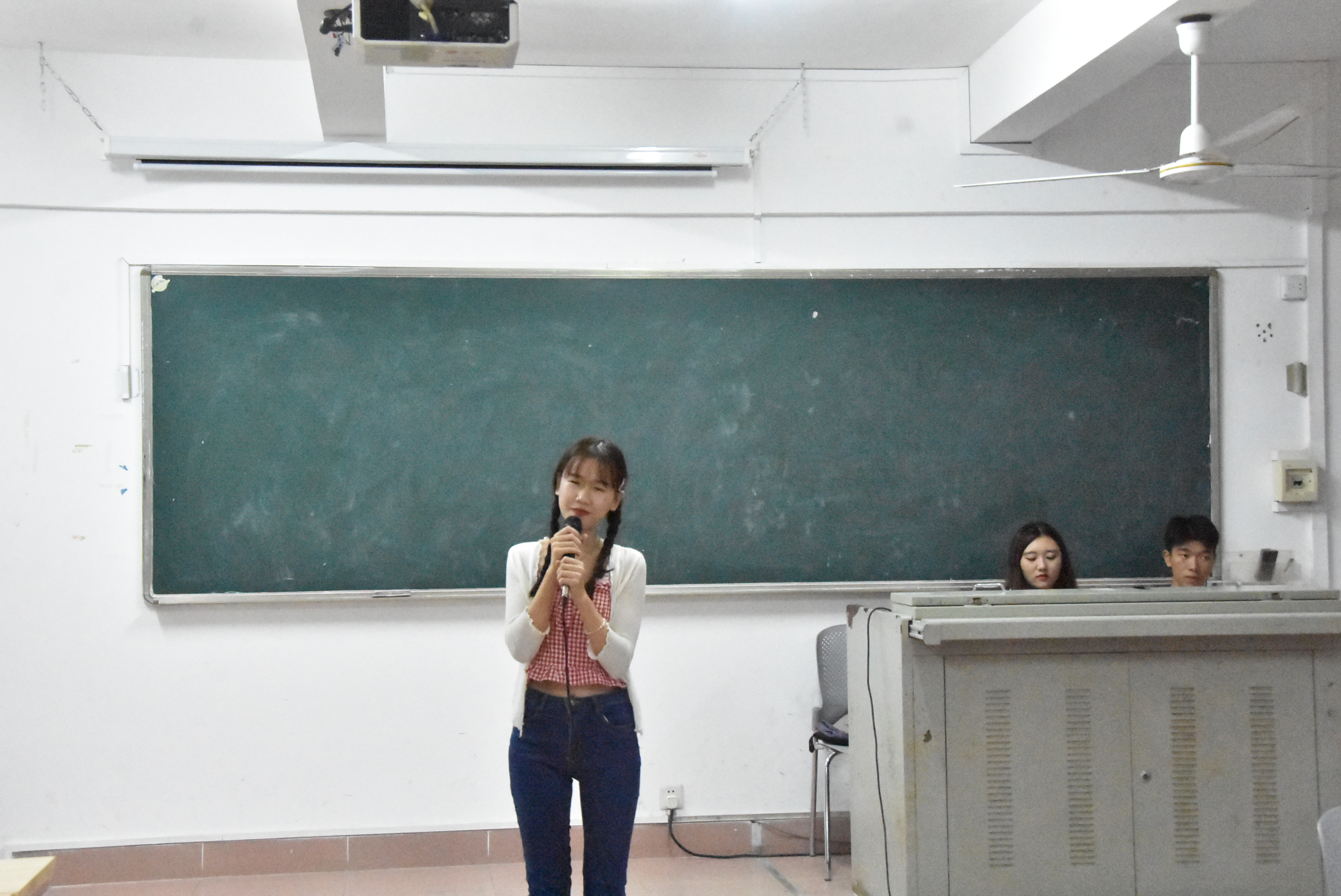 旅游学院举办十大歌手比赛初赛